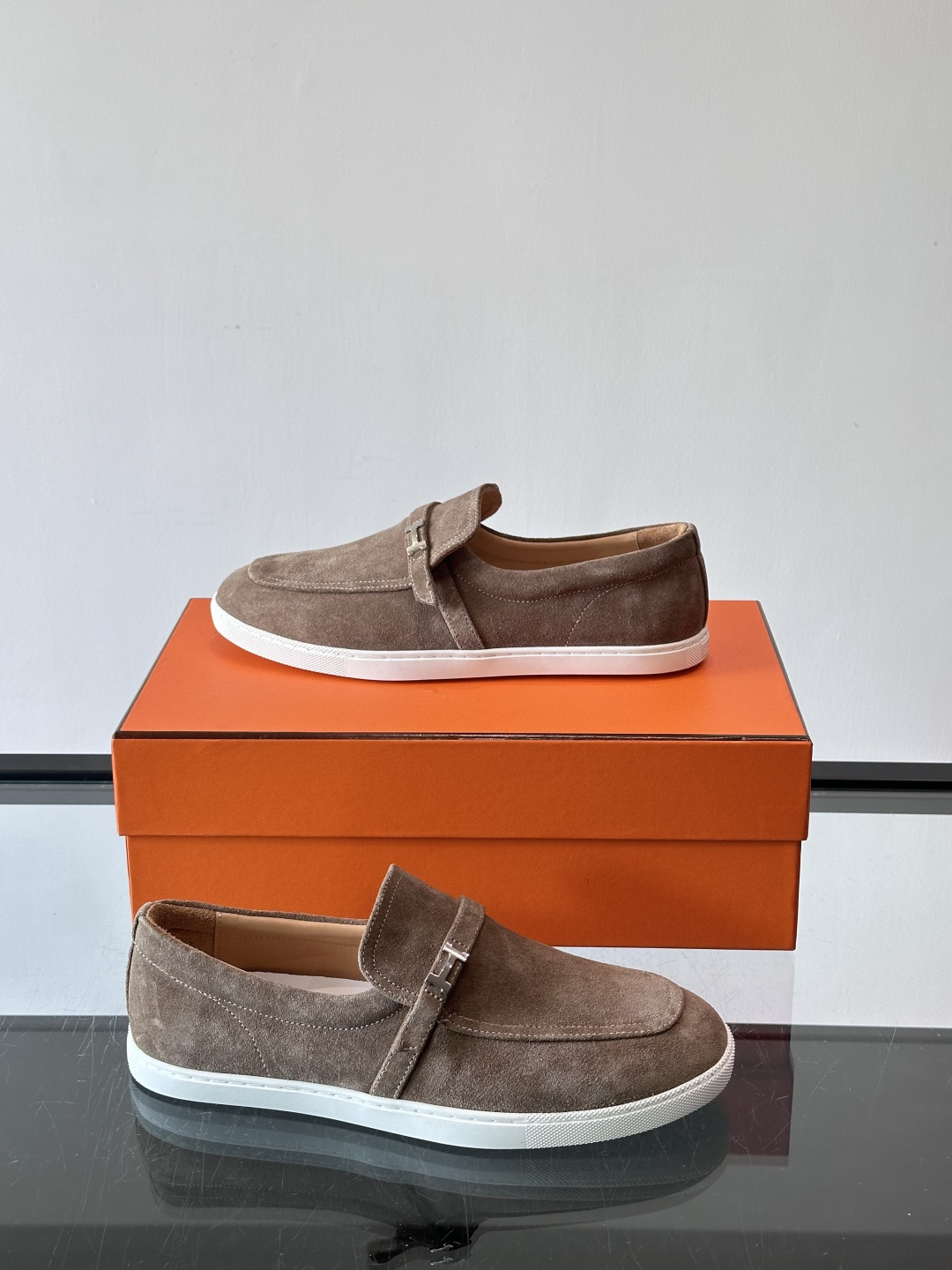 爱马仕Job乐福鞋，麂皮+金属H扣，低调又有辨识度。橡胶鞋底轻便耐磨，日常通勤、休闲都OK！一脚蹬设计超