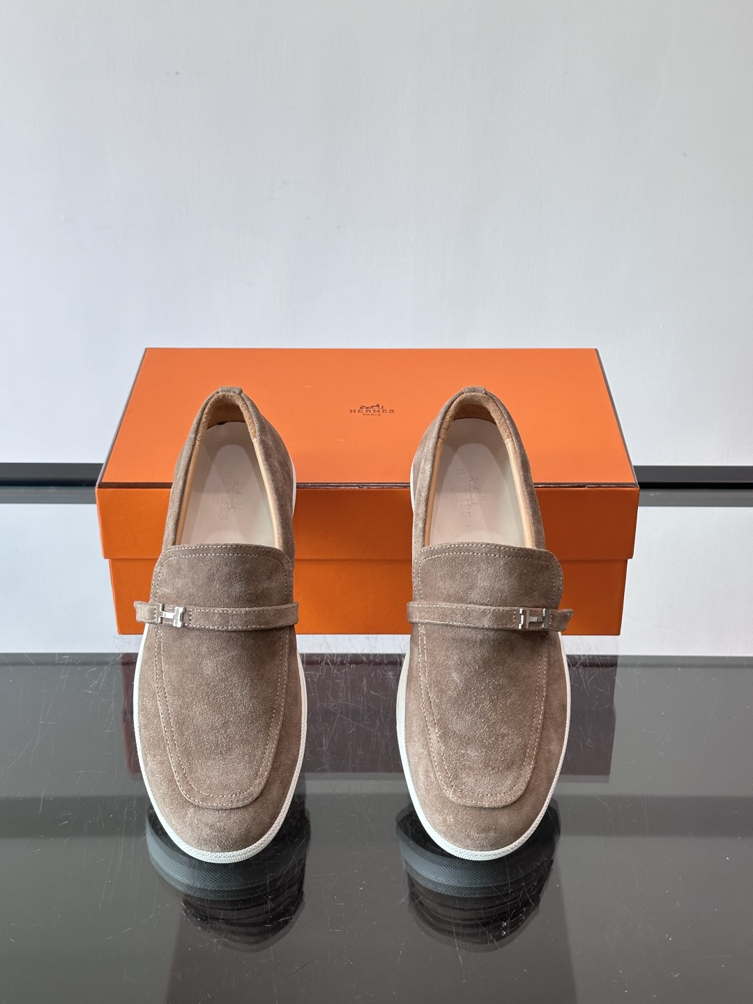 爱马仕Job乐福鞋，麂皮+金属H扣，低调又有辨识度。橡胶鞋底轻便耐磨，日常通勤、休闲都OK！一脚蹬设计超