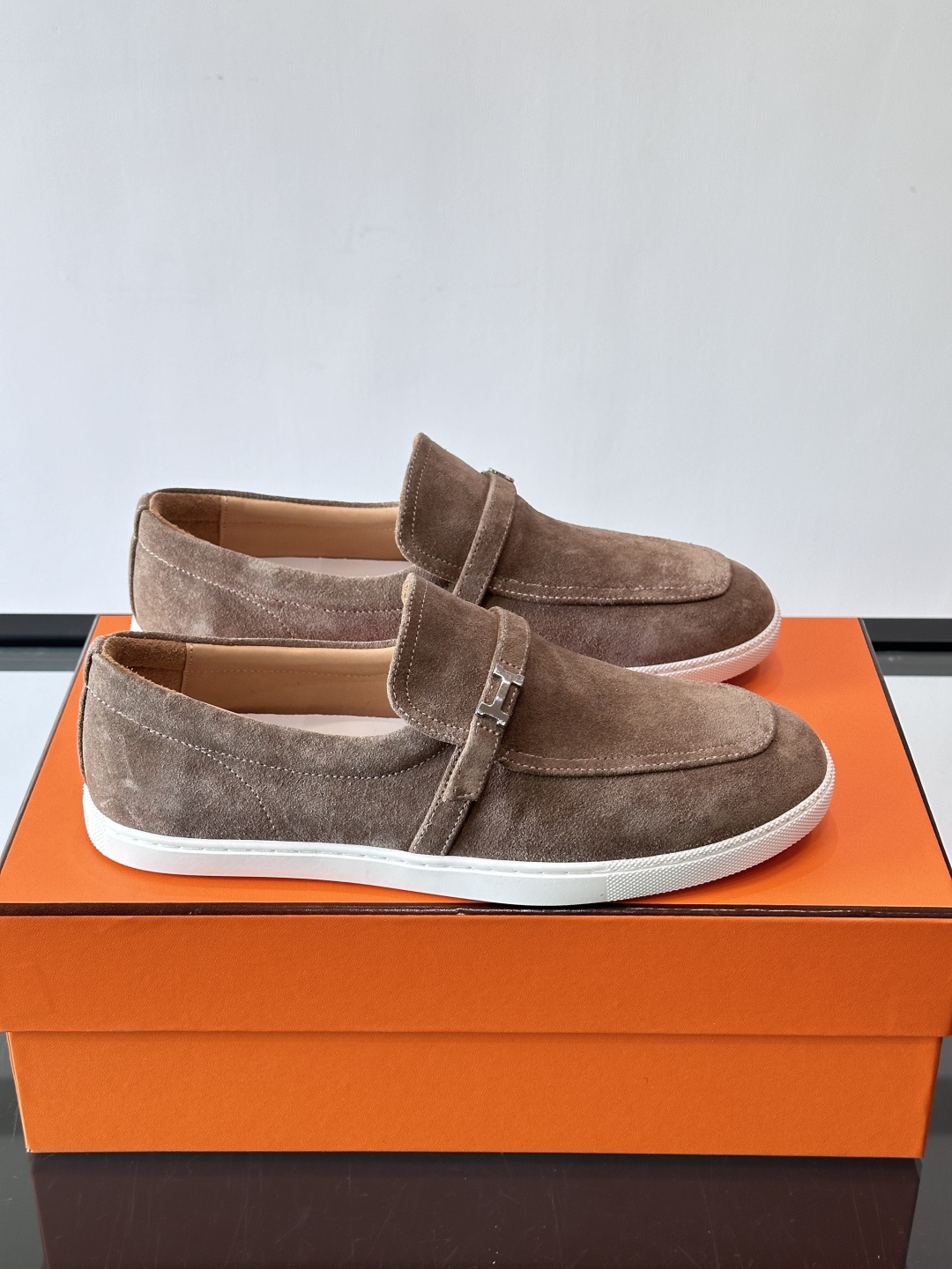 爱马仕Job乐福鞋，麂皮+金属H扣，低调又有辨识度。橡胶鞋底轻便耐磨，日常通勤、休闲都OK！一脚蹬设计超