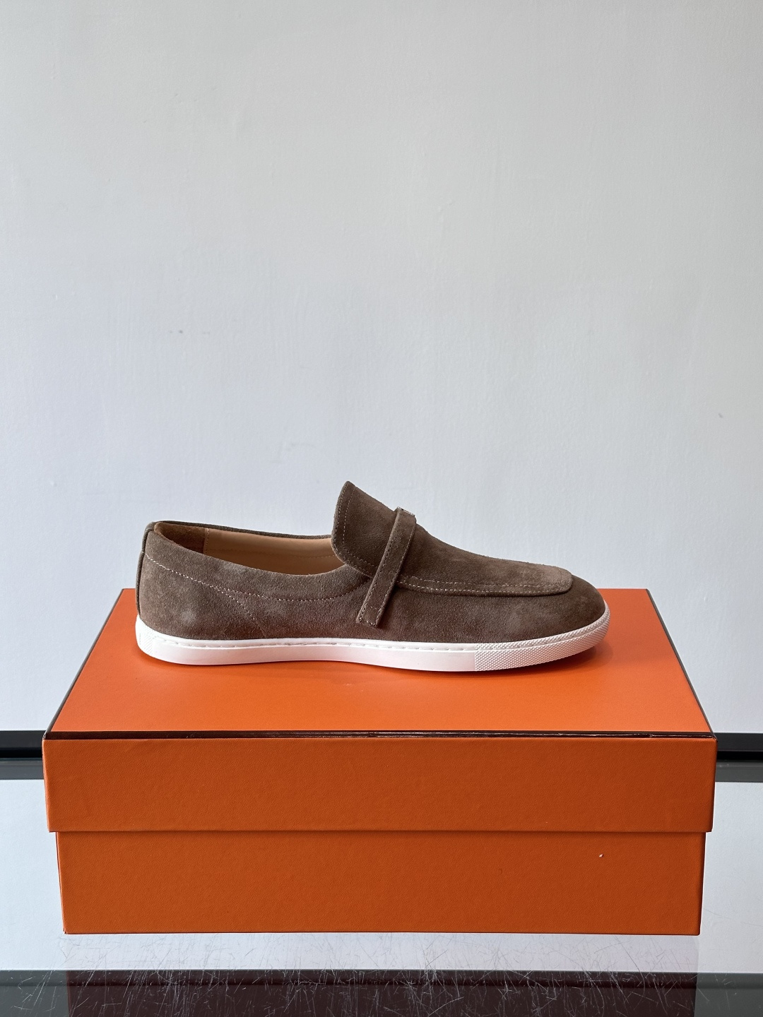 爱马仕Job乐福鞋，麂皮+金属H扣，低调又有辨识度。橡胶鞋底轻便耐磨，日常通勤、休闲都OK！一脚蹬设计超