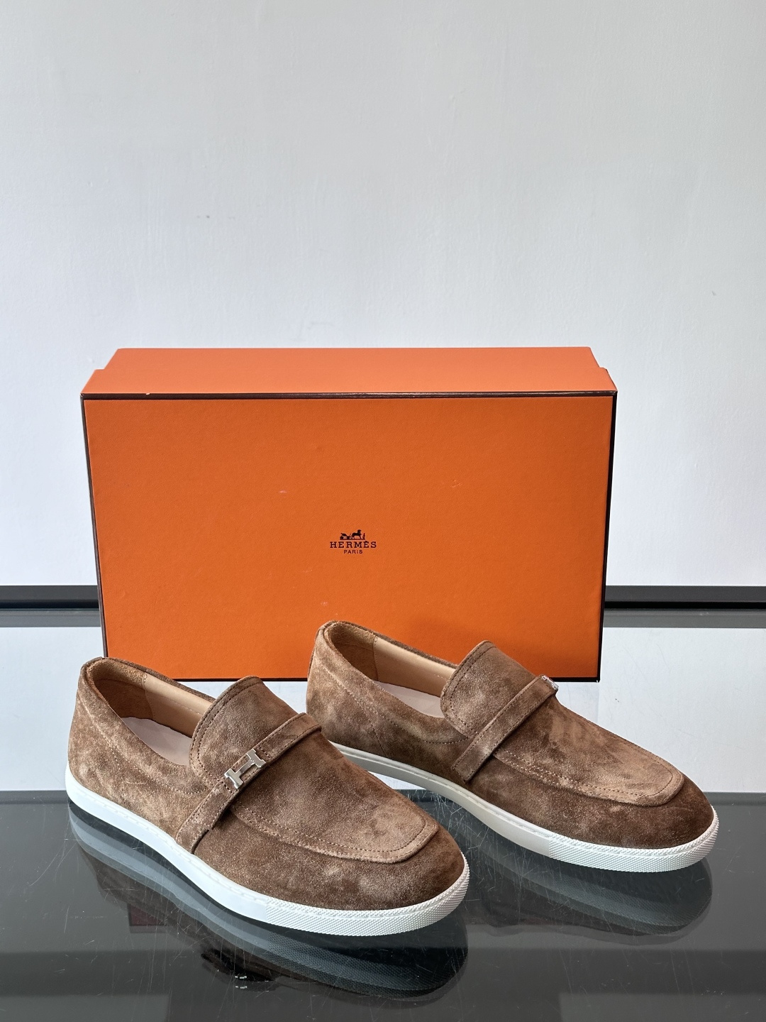 爱马仕Job乐福鞋，麂皮+金属H扣，低调又有辨识度。橡胶鞋底轻便耐磨，日常通勤、休闲都OK！一脚蹬设计超