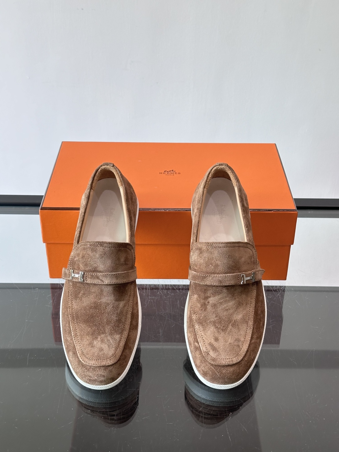 爱马仕Job乐福鞋，麂皮+金属H扣，低调又有辨识度。橡胶鞋底轻便耐磨，日常通勤、休闲都OK！一脚蹬设计超