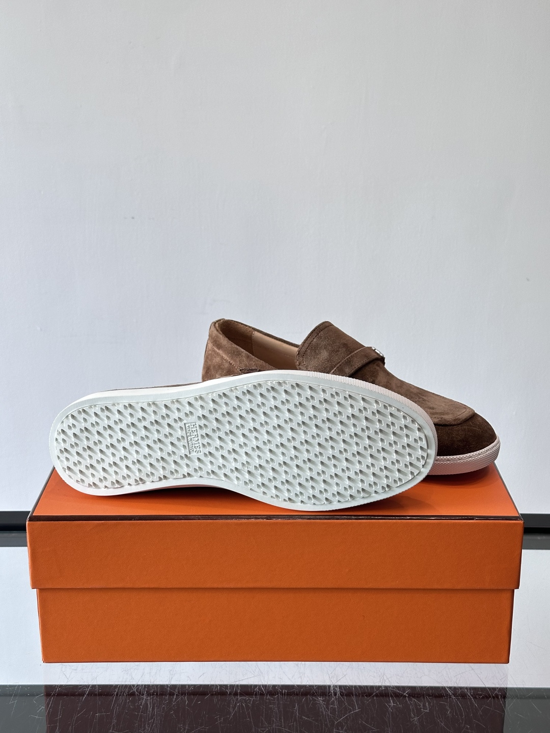 爱马仕Job乐福鞋，麂皮+金属H扣，低调又有辨识度。橡胶鞋底轻便耐磨，日常通勤、休闲都OK！一脚蹬设计超