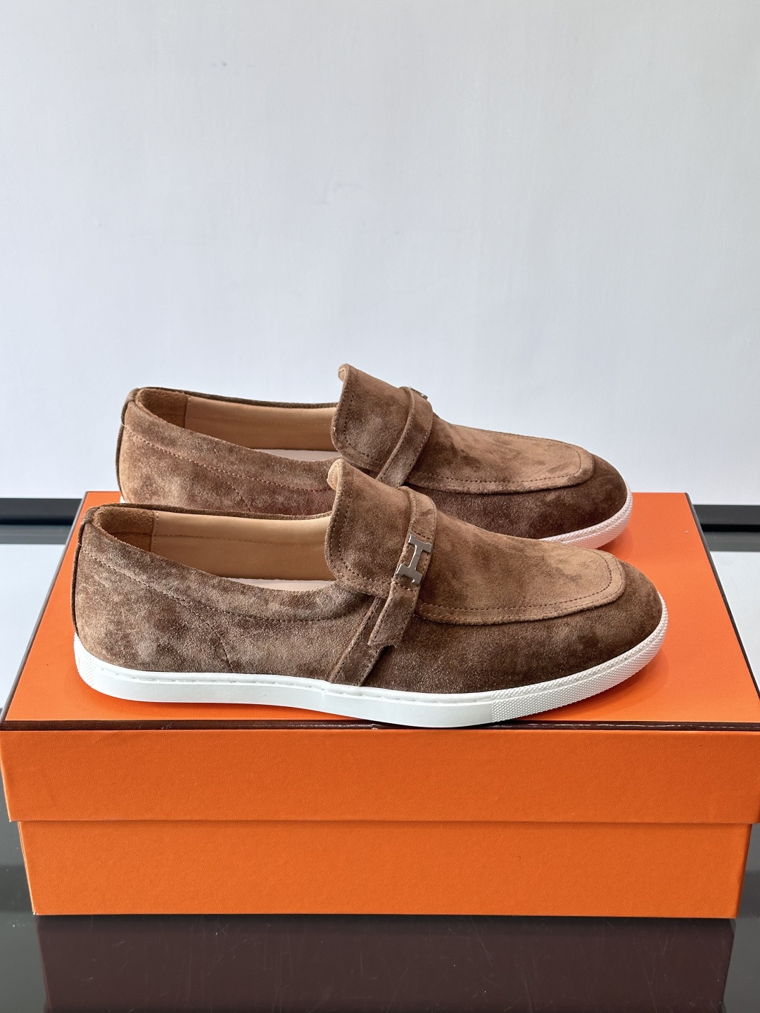 爱马仕Job乐福鞋，麂皮+金属H扣，低调又有辨识度。橡胶鞋底轻便耐磨，日常通勤、休闲都OK！一脚蹬设计超