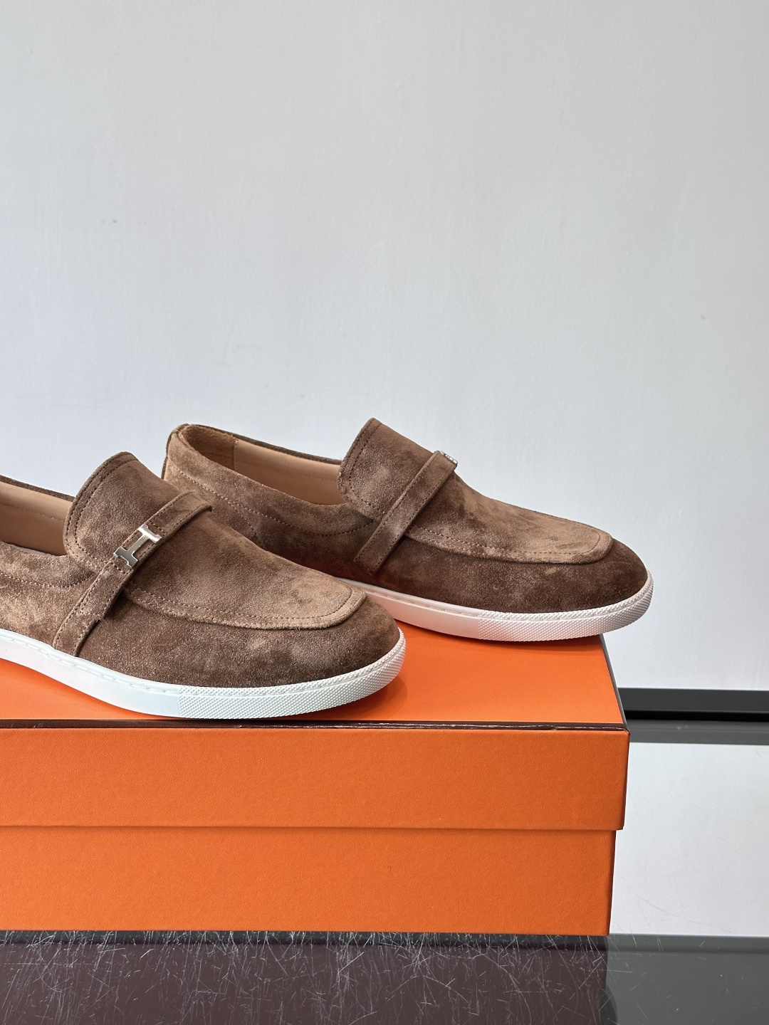 爱马仕Job乐福鞋，麂皮+金属H扣，低调又有辨识度。橡胶鞋底轻便耐磨，日常通勤、休闲都OK！一脚蹬设计超