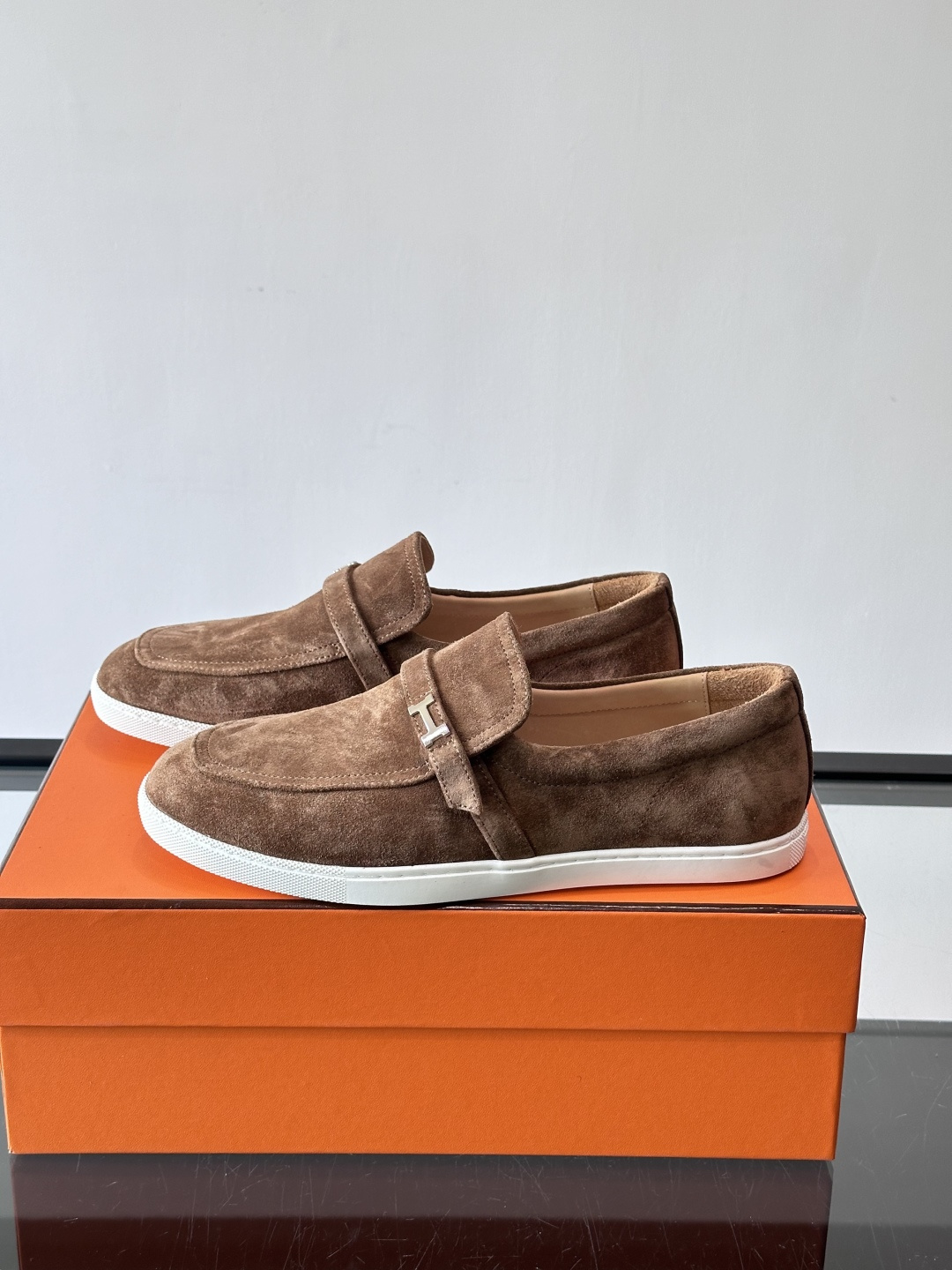 爱马仕Job乐福鞋，麂皮+金属H扣，低调又有辨识度。橡胶鞋底轻便耐磨，日常通勤、休闲都OK！一脚蹬设计超