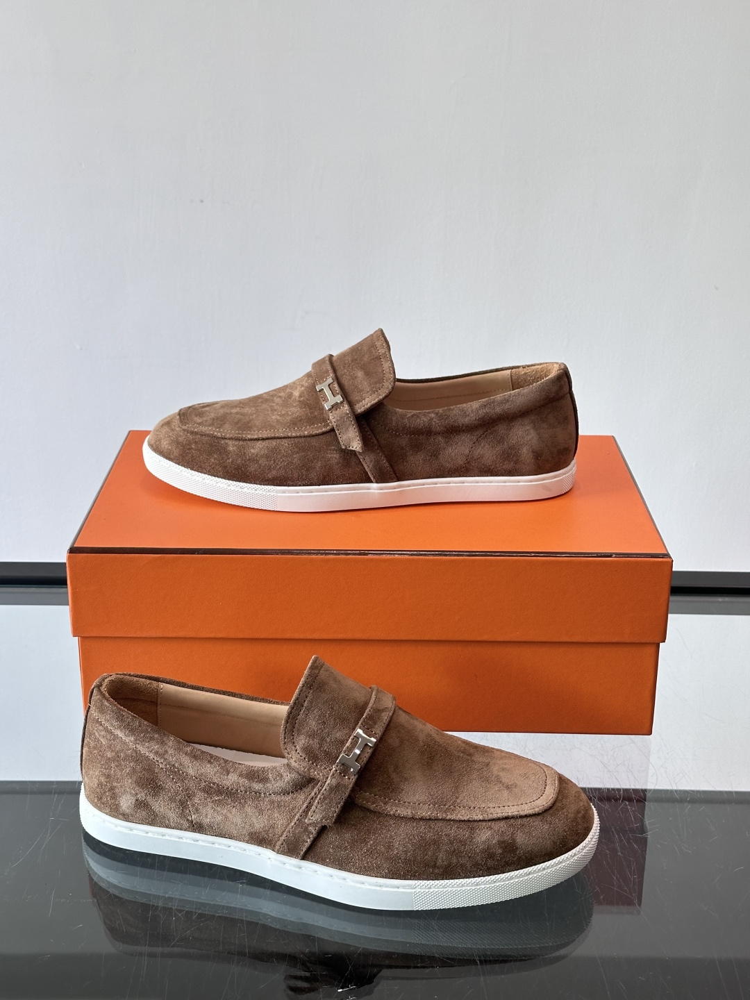 爱马仕Job乐福鞋，麂皮+金属H扣，低调又有辨识度。橡胶鞋底轻便耐磨，日常通勤、休闲都OK！一脚蹬设计超