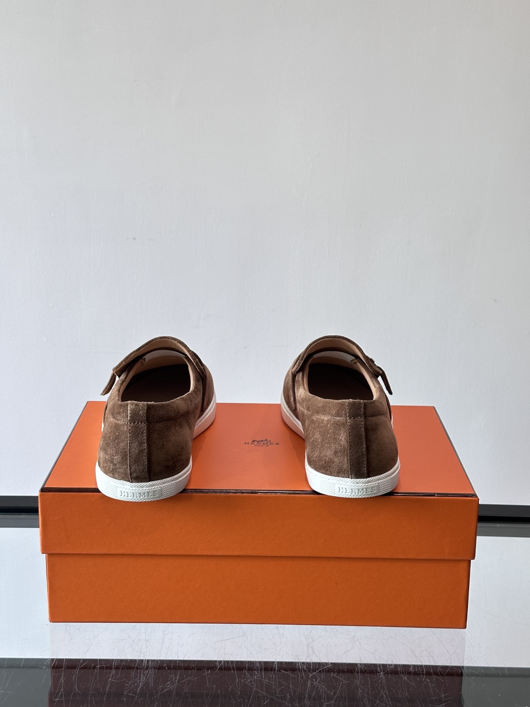 爱马仕Job乐福鞋，麂皮+金属H扣，低调又有辨识度。橡胶鞋底轻便耐磨，日常通勤、休闲都OK！一脚蹬设计超