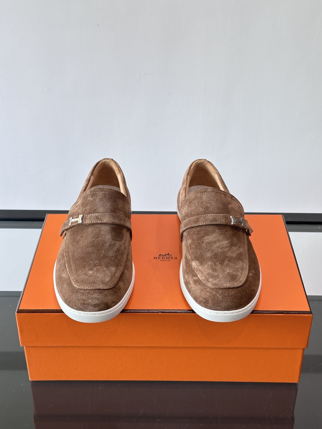 爱马仕Job乐福鞋，麂皮+金属H扣，低调又有辨识度。橡胶鞋底轻便耐磨，日常通勤、休闲都OK！一脚蹬设计超