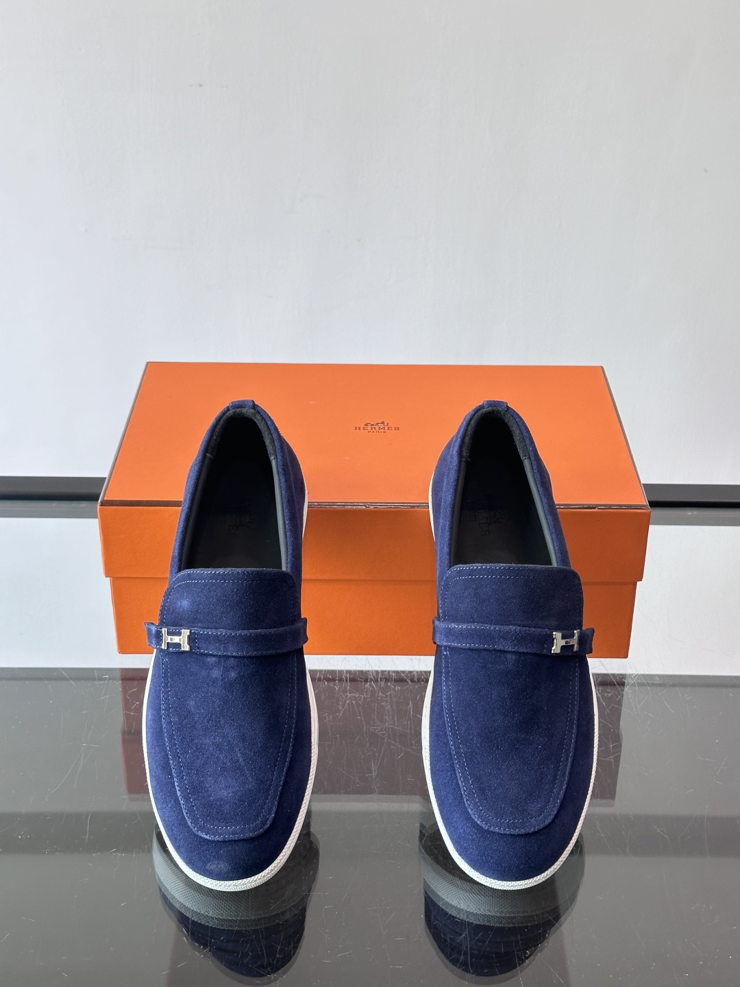 爱马仕Job乐福鞋，麂皮+金属H扣，低调又有辨识度。橡胶鞋底轻便耐磨，日常通勤、休闲都OK！一脚蹬设计超