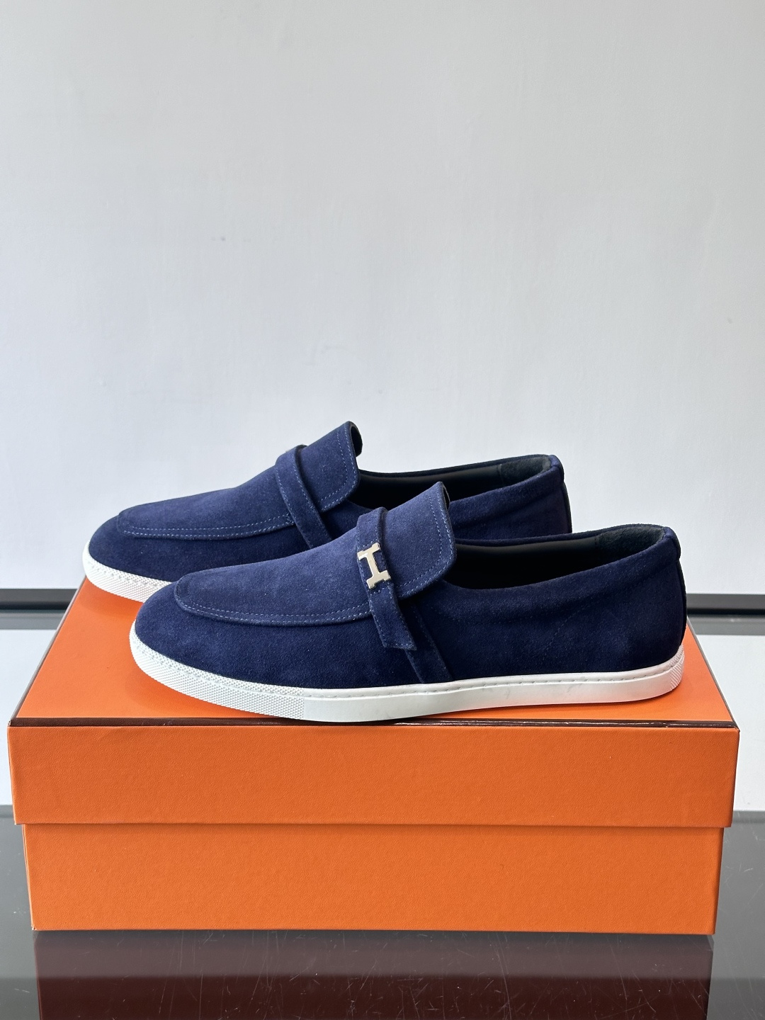 爱马仕Job乐福鞋，麂皮+金属H扣，低调又有辨识度。橡胶鞋底轻便耐磨，日常通勤、休闲都OK！一脚蹬设计超