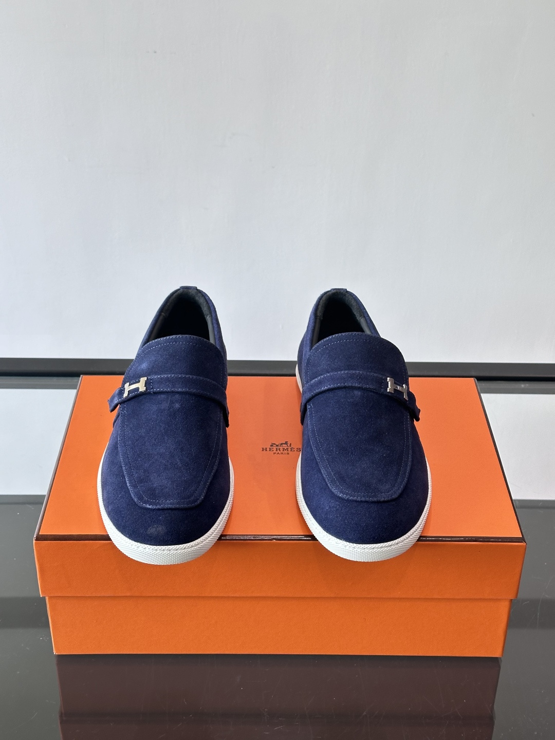 爱马仕Job乐福鞋，麂皮+金属H扣，低调又有辨识度。橡胶鞋底轻便耐磨，日常通勤、休闲都OK！一脚蹬设计超