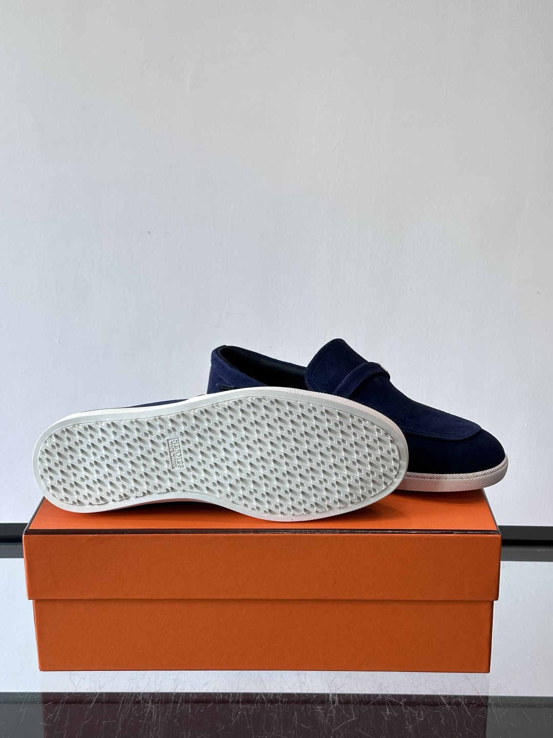 爱马仕Job乐福鞋，麂皮+金属H扣，低调又有辨识度。橡胶鞋底轻便耐磨，日常通勤、休闲都OK！一脚蹬设计超