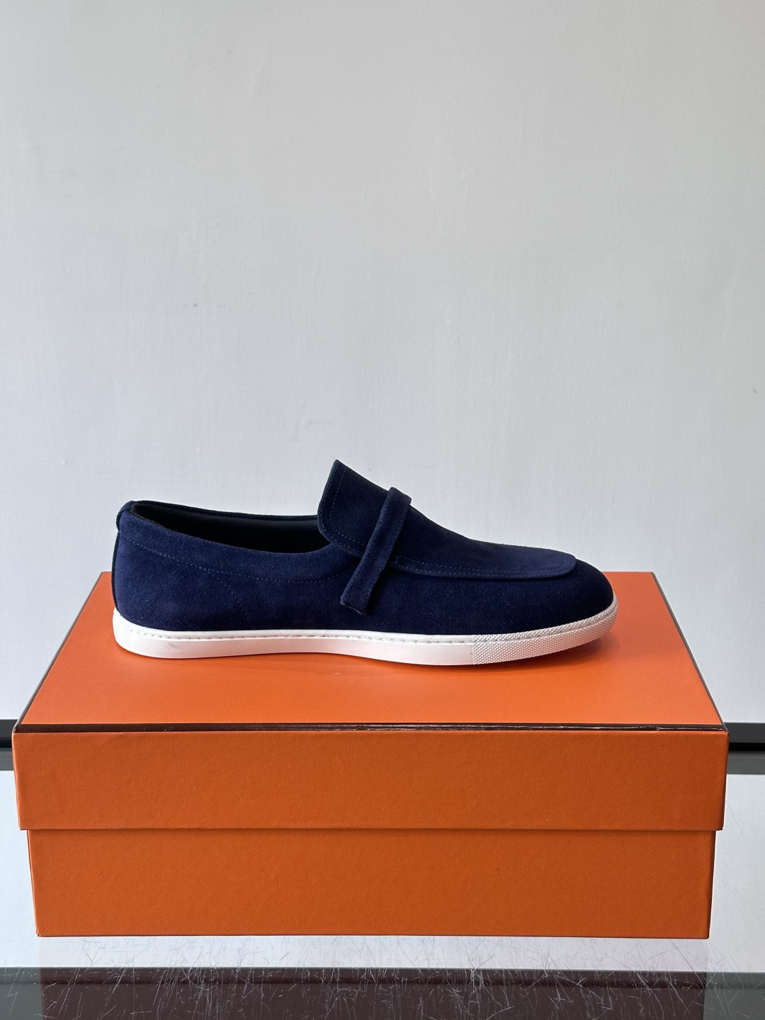 爱马仕Job乐福鞋，麂皮+金属H扣，低调又有辨识度。橡胶鞋底轻便耐磨，日常通勤、休闲都OK！一脚蹬设计超