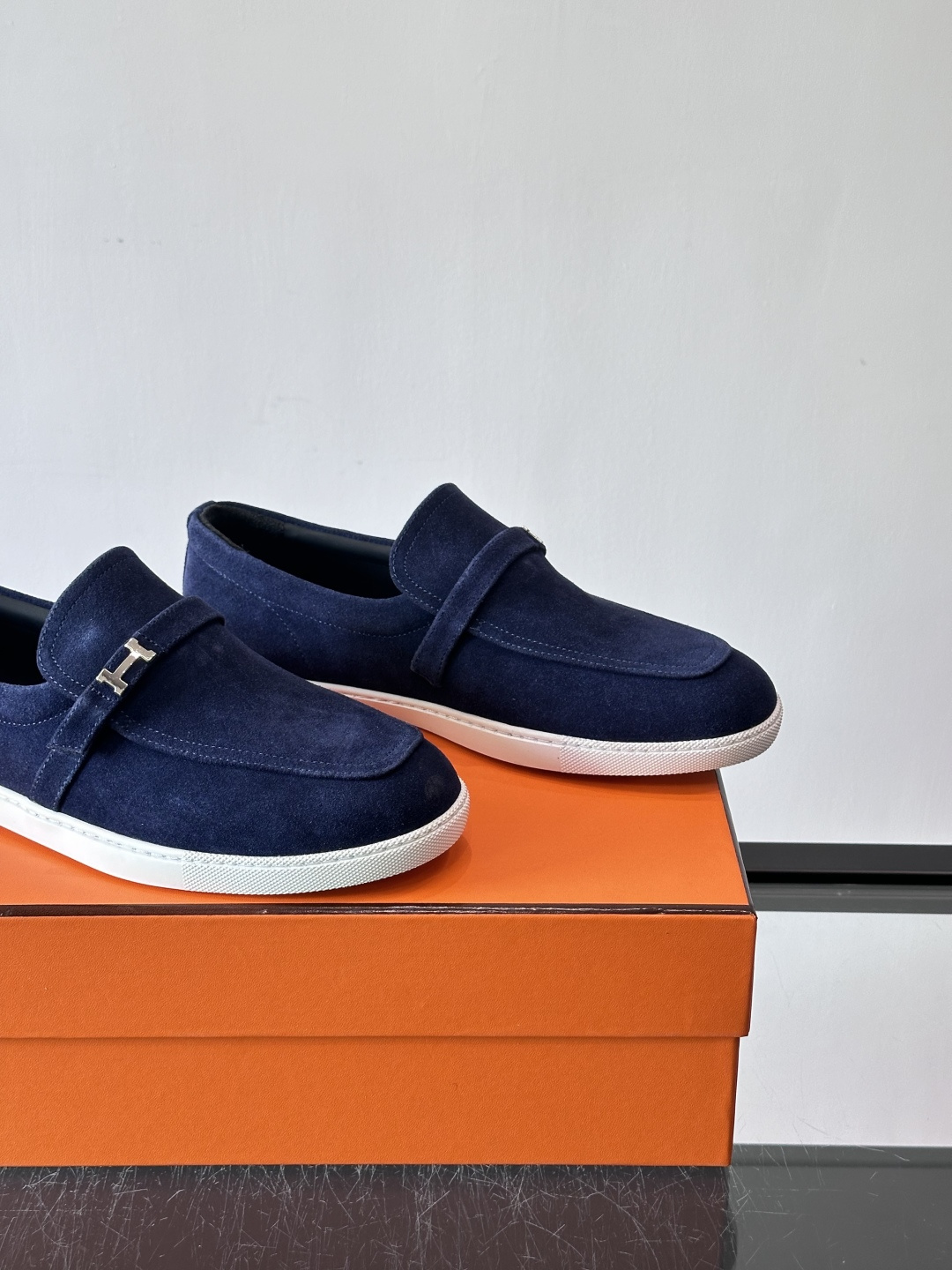 爱马仕Job乐福鞋，麂皮+金属H扣，低调又有辨识度。橡胶鞋底轻便耐磨，日常通勤、休闲都OK！一脚蹬设计超