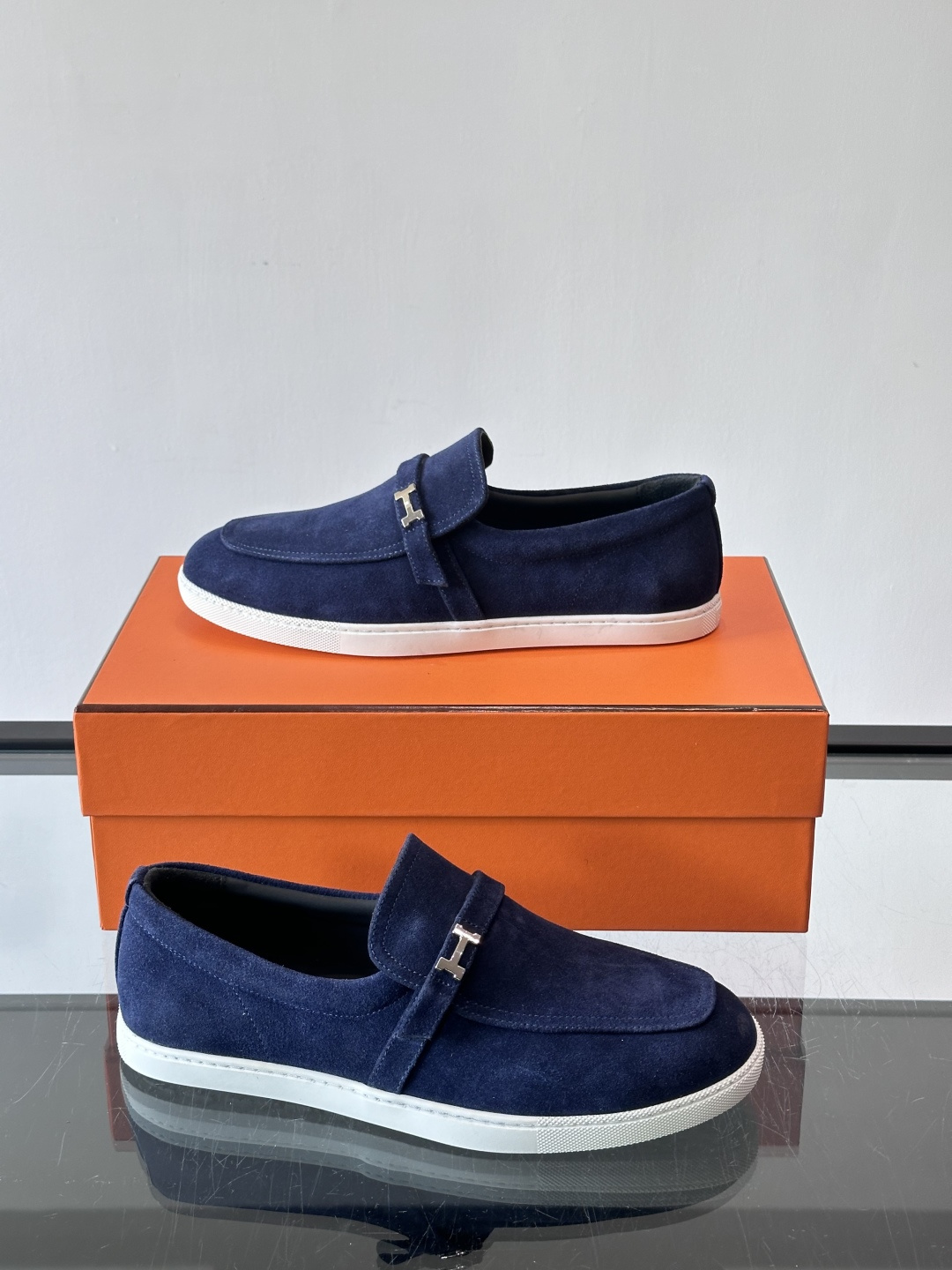 爱马仕Job乐福鞋，麂皮+金属H扣，低调又有辨识度。橡胶鞋底轻便耐磨，日常通勤、休闲都OK！一脚蹬设计超