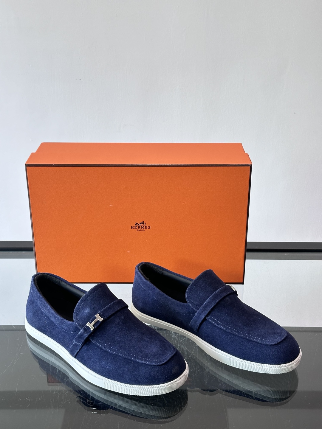 爱马仕Job乐福鞋，麂皮+金属H扣，低调又有辨识度。橡胶鞋底轻便耐磨，日常通勤、休闲都OK！一脚蹬设计超