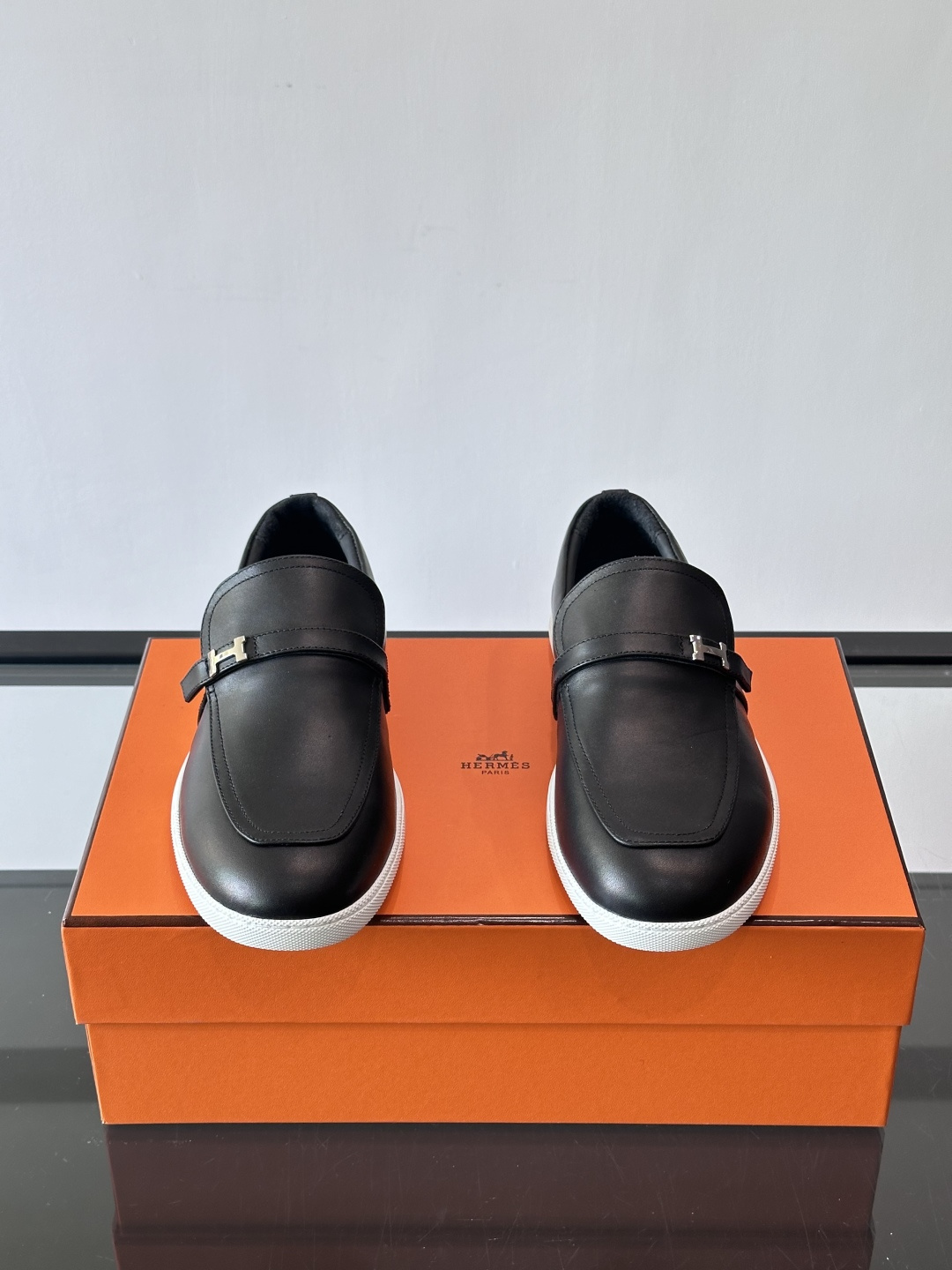 爱马仕Job乐福鞋，麂皮+金属H扣，低调又有辨识度。橡胶鞋底轻便耐磨，日常通勤、休闲都OK！一脚蹬设计超