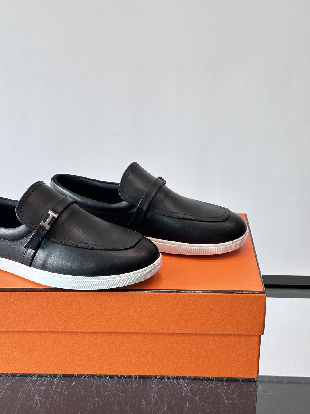 爱马仕Job乐福鞋，麂皮+金属H扣，低调又有辨识度。橡胶鞋底轻便耐磨，日常通勤、休闲都OK！一脚蹬设计超