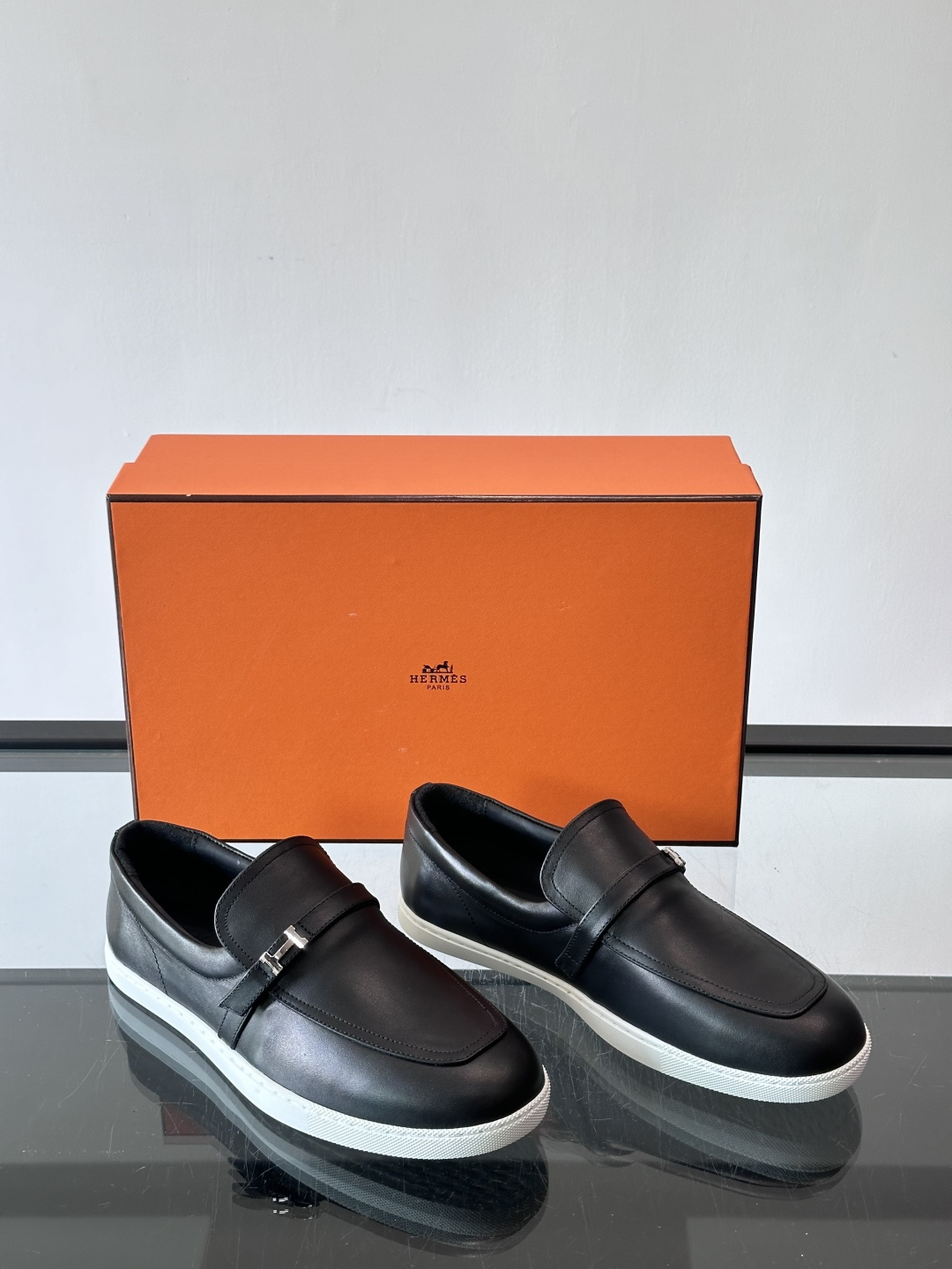 爱马仕Job乐福鞋，麂皮+金属H扣，低调又有辨识度。橡胶鞋底轻便耐磨，日常通勤、休闲都OK！一脚蹬设计超