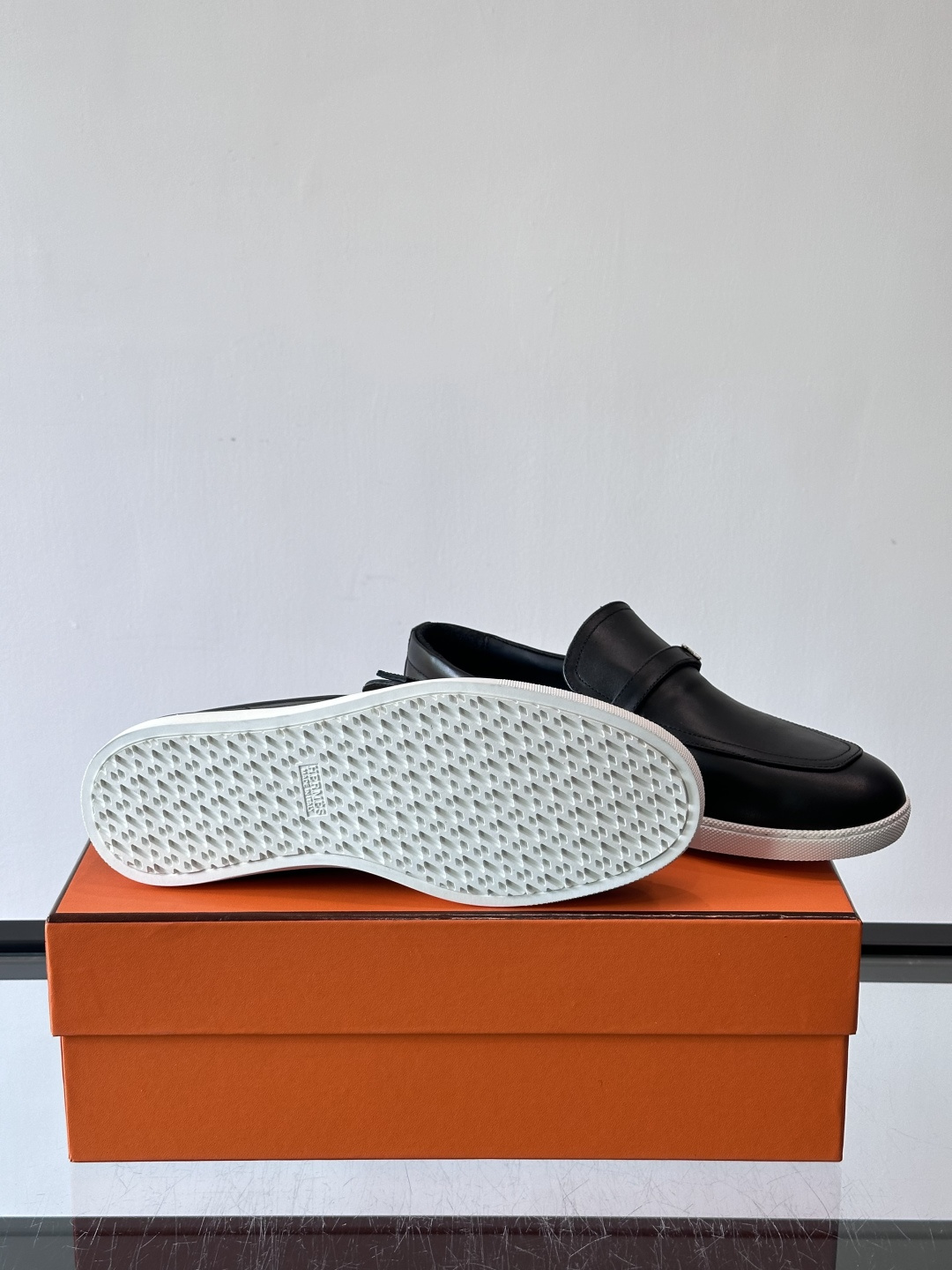 爱马仕Job乐福鞋，麂皮+金属H扣，低调又有辨识度。橡胶鞋底轻便耐磨，日常通勤、休闲都OK！一脚蹬设计超