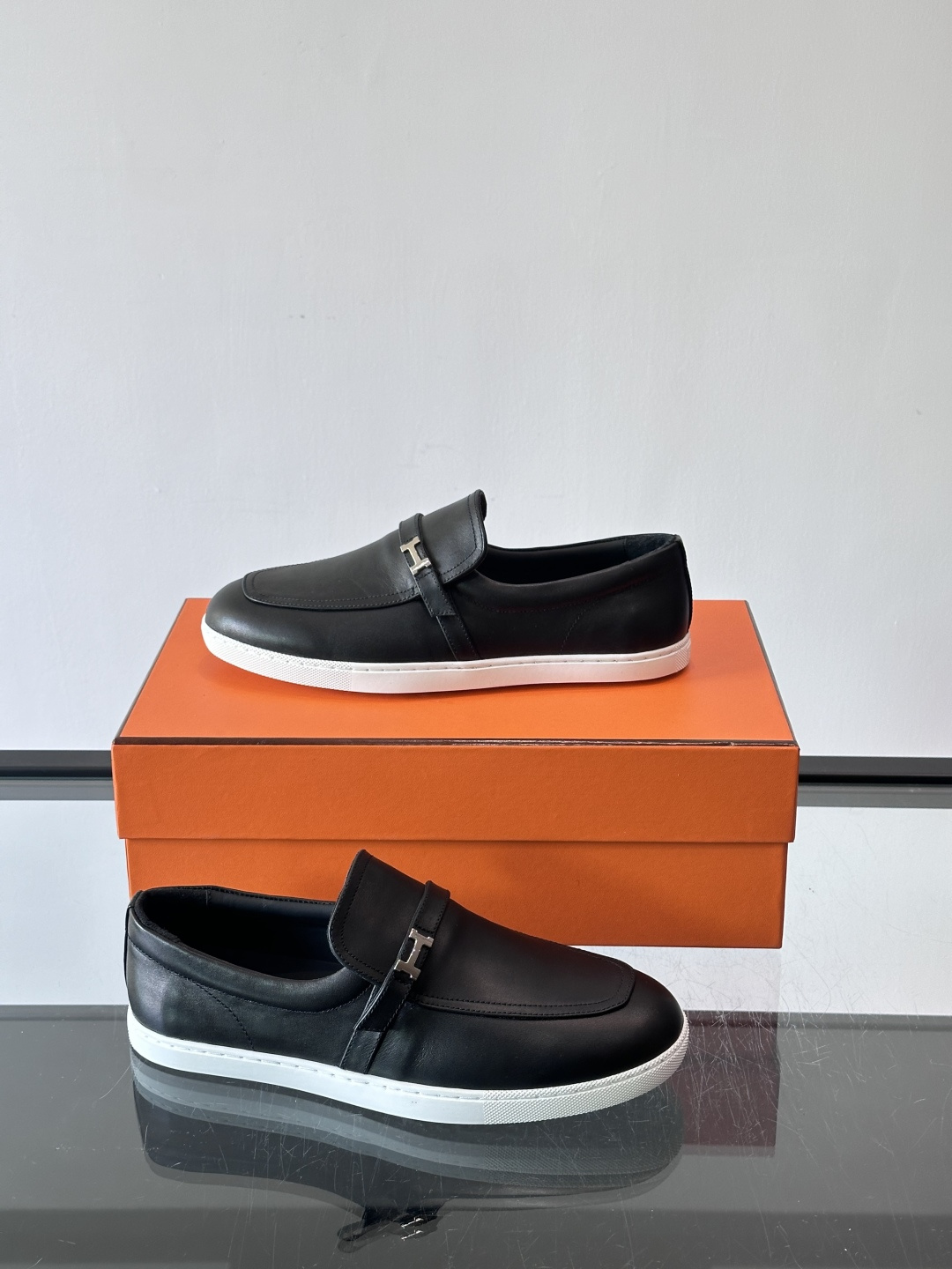 爱马仕Job乐福鞋，麂皮+金属H扣，低调又有辨识度。橡胶鞋底轻便耐磨，日常通勤、休闲都OK！一脚蹬设计超