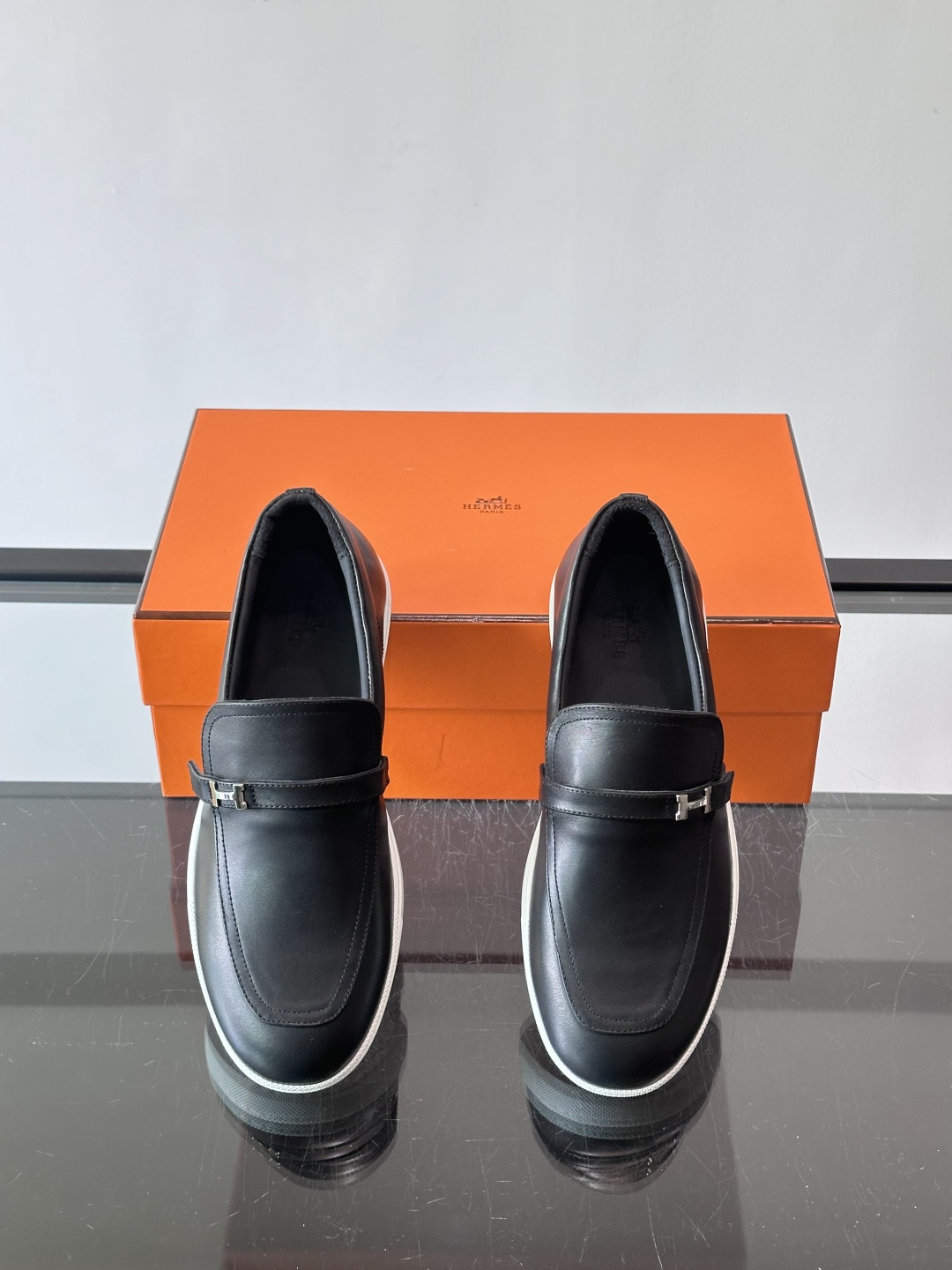 爱马仕Job乐福鞋，麂皮+金属H扣，低调又有辨识度。橡胶鞋底轻便耐磨，日常通勤、休闲都OK！一脚蹬设计超