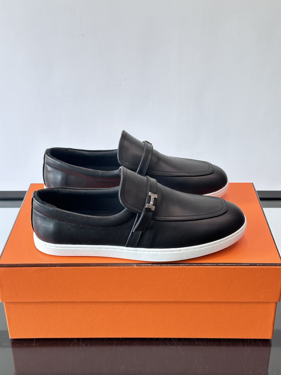 爱马仕Job乐福鞋，麂皮+金属H扣，低调又有辨识度。橡胶鞋底轻便耐磨，日常通勤、休闲都OK！一脚蹬设计超