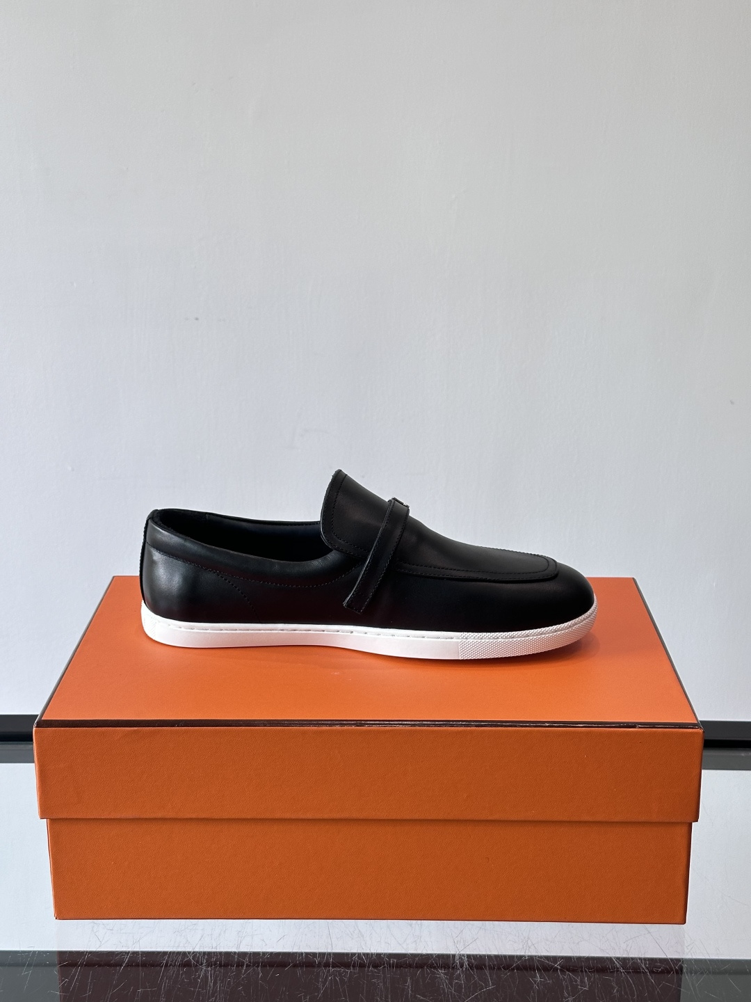 爱马仕Job乐福鞋，麂皮+金属H扣，低调又有辨识度。橡胶鞋底轻便耐磨，日常通勤、休闲都OK！一脚蹬设计超