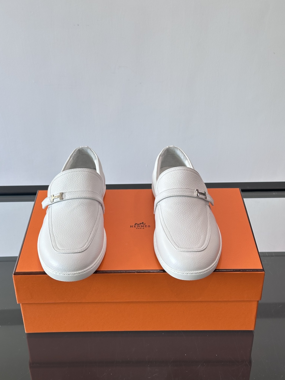 爱马仕Job乐福鞋，麂皮+金属H扣，低调又有辨识度。橡胶鞋底轻便耐磨，日常通勤、休闲都OK！一脚蹬设计超