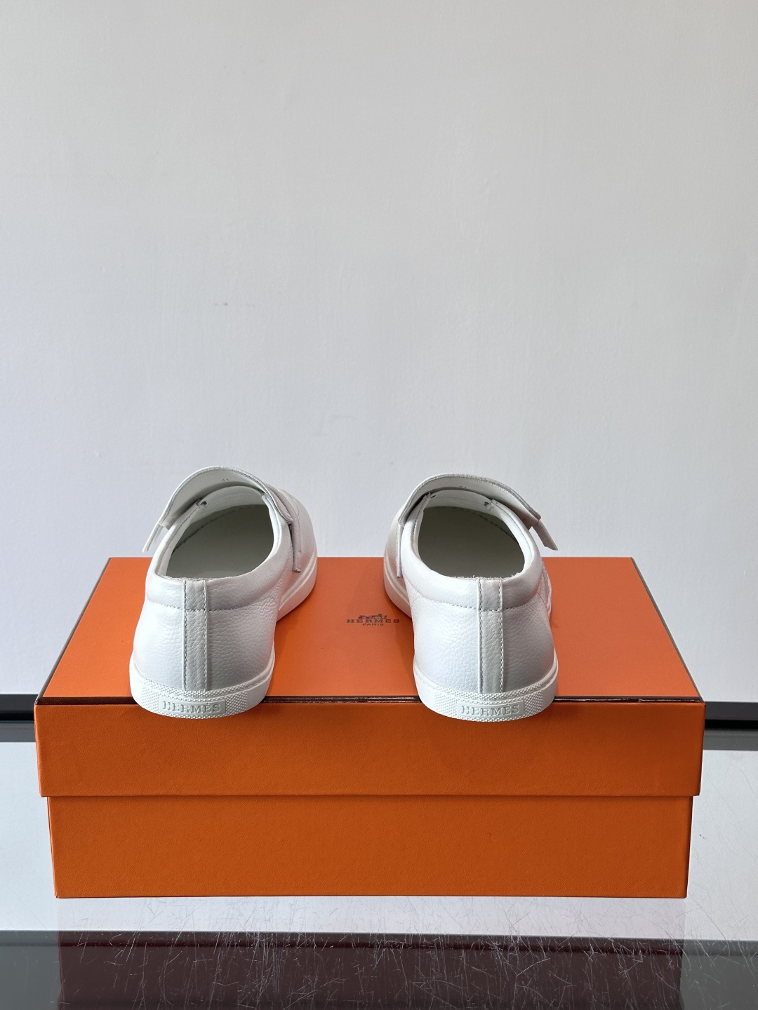 爱马仕Job乐福鞋，麂皮+金属H扣，低调又有辨识度。橡胶鞋底轻便耐磨，日常通勤、休闲都OK！一脚蹬设计超