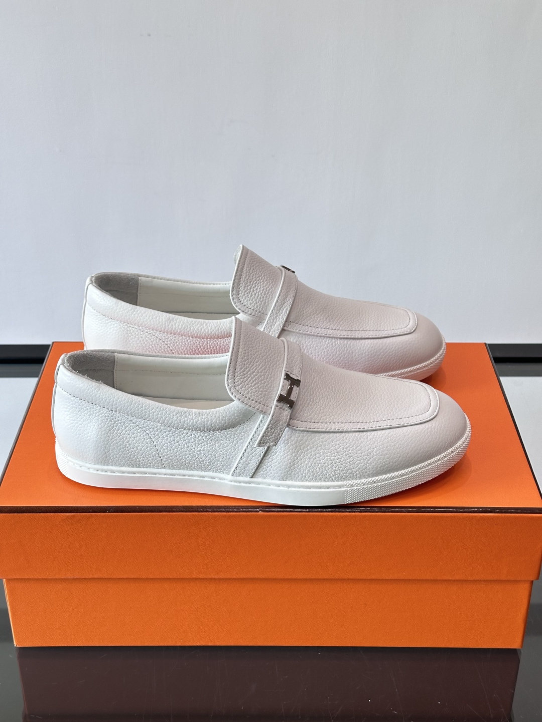 爱马仕Job乐福鞋，麂皮+金属H扣，低调又有辨识度。橡胶鞋底轻便耐磨，日常通勤、休闲都OK！一脚蹬设计超