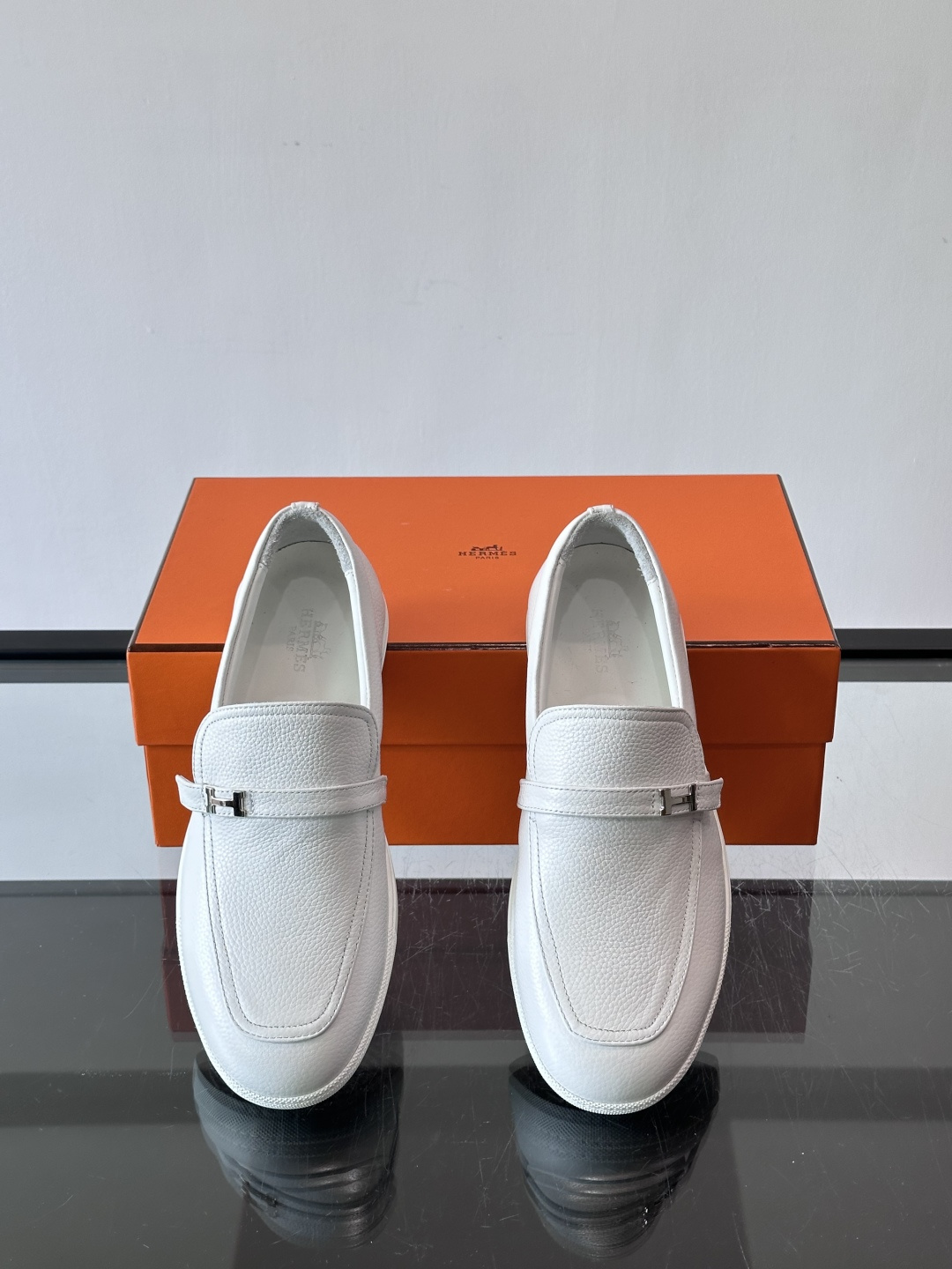 爱马仕Job乐福鞋，麂皮+金属H扣，低调又有辨识度。橡胶鞋底轻便耐磨，日常通勤、休闲都OK！一脚蹬设计超