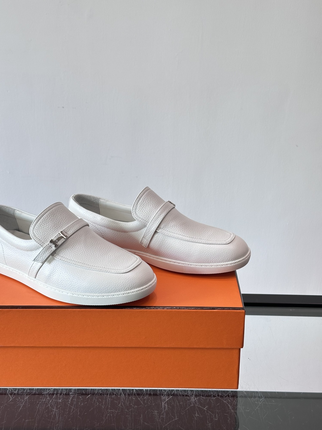 爱马仕Job乐福鞋，麂皮+金属H扣，低调又有辨识度。橡胶鞋底轻便耐磨，日常通勤、休闲都OK！一脚蹬设计超