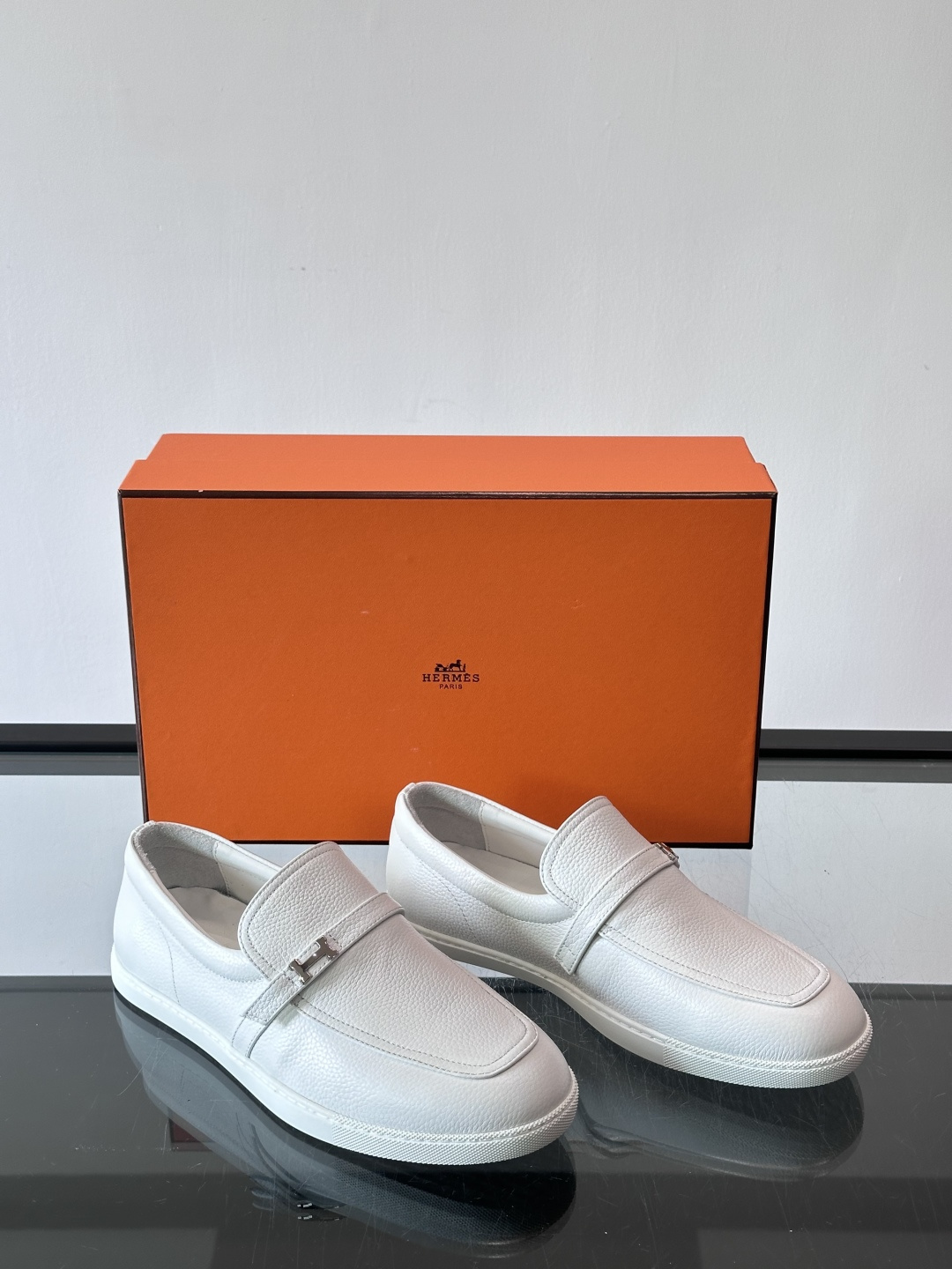 爱马仕Job乐福鞋，麂皮+金属H扣，低调又有辨识度。橡胶鞋底轻便耐磨，日常通勤、休闲都OK！一脚蹬设计超