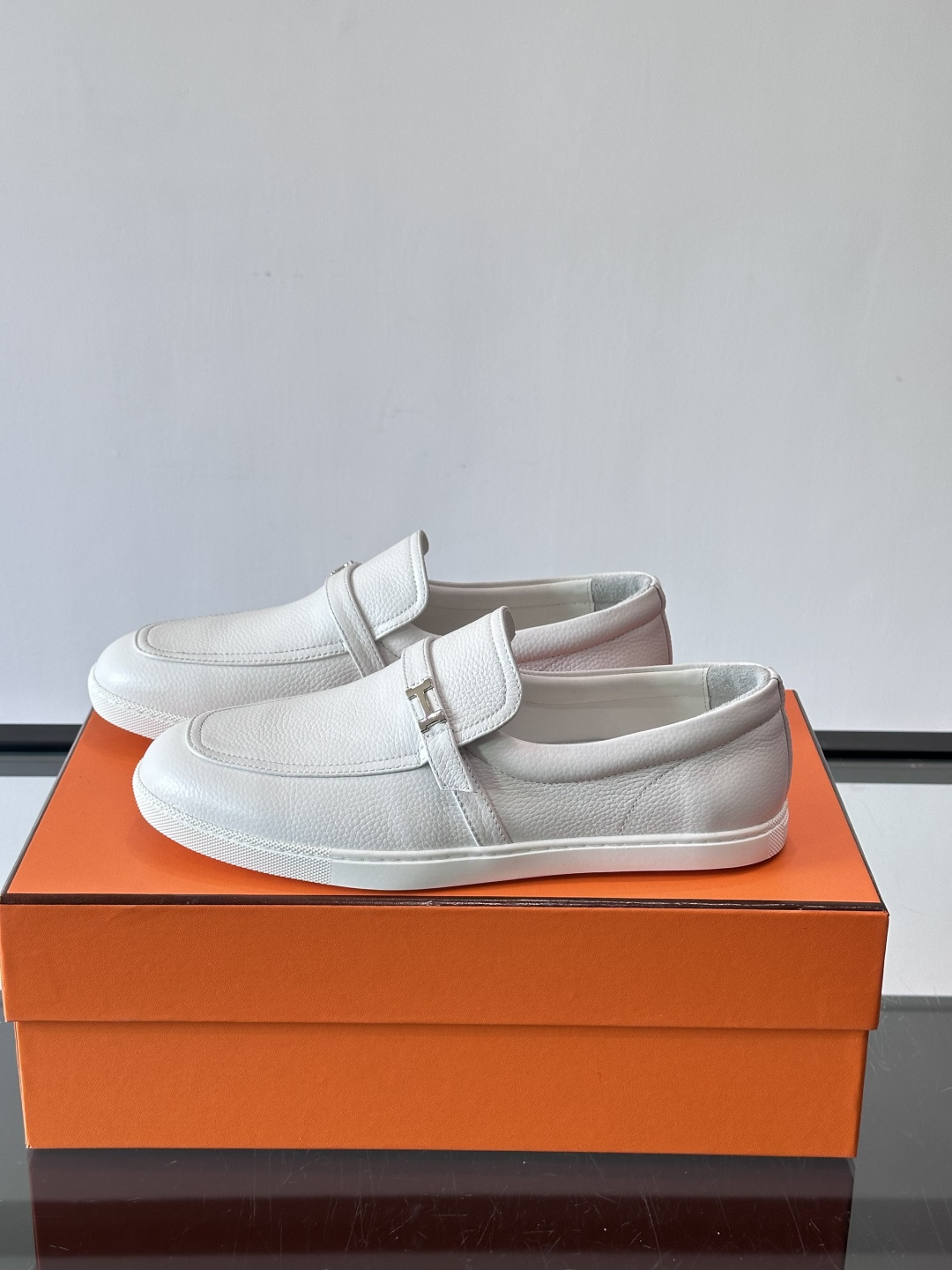 爱马仕Job乐福鞋，麂皮+金属H扣，低调又有辨识度。橡胶鞋底轻便耐磨，日常通勤、休闲都OK！一脚蹬设计超