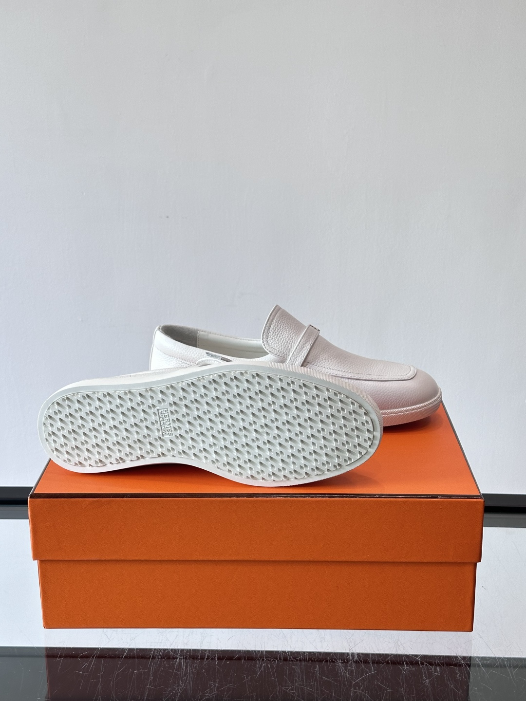 爱马仕Job乐福鞋，麂皮+金属H扣，低调又有辨识度。橡胶鞋底轻便耐磨，日常通勤、休闲都OK！一脚蹬设计超