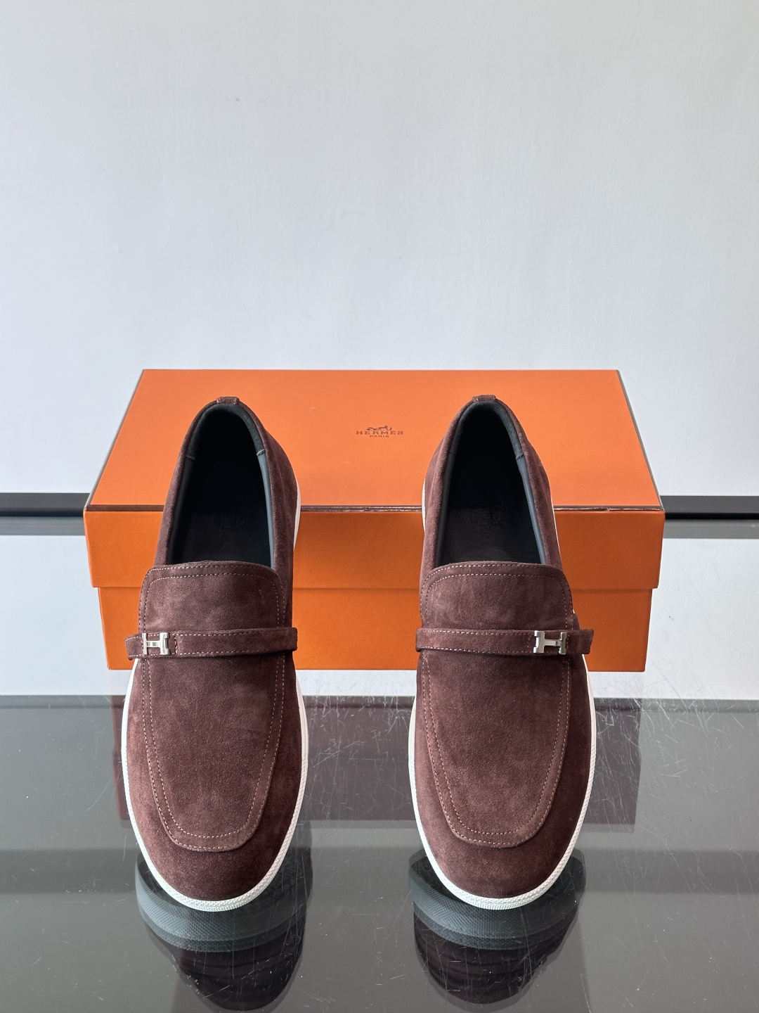 爱马仕Job乐福鞋，麂皮+金属H扣，低调又有辨识度。橡胶鞋底轻便耐磨，日常通勤、休闲都OK！一脚蹬设计超