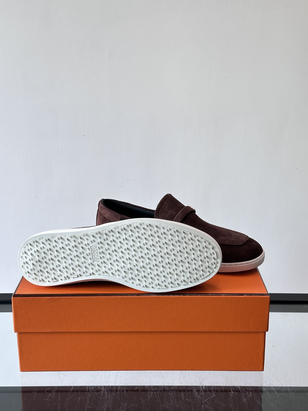 爱马仕Job乐福鞋，麂皮+金属H扣，低调又有辨识度。橡胶鞋底轻便耐磨，日常通勤、休闲都OK！一脚蹬设计超