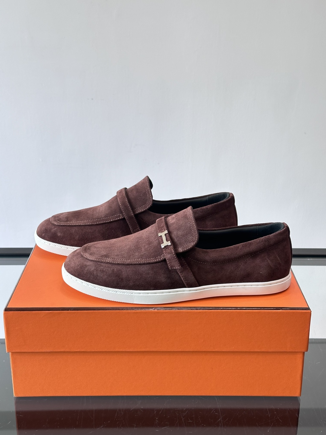 爱马仕Job乐福鞋，麂皮+金属H扣，低调又有辨识度。橡胶鞋底轻便耐磨，日常通勤、休闲都OK！一脚蹬设计超