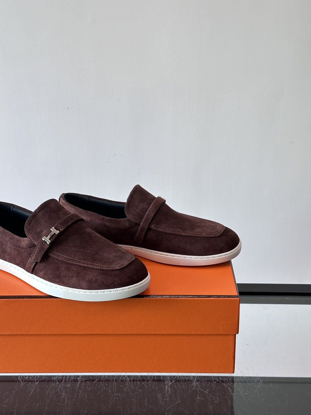 爱马仕Job乐福鞋，麂皮+金属H扣，低调又有辨识度。橡胶鞋底轻便耐磨，日常通勤、休闲都OK！一脚蹬设计超