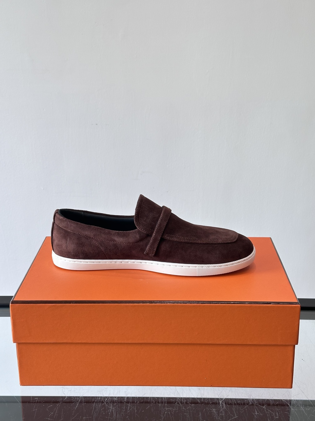 爱马仕Job乐福鞋，麂皮+金属H扣，低调又有辨识度。橡胶鞋底轻便耐磨，日常通勤、休闲都OK！一脚蹬设计超