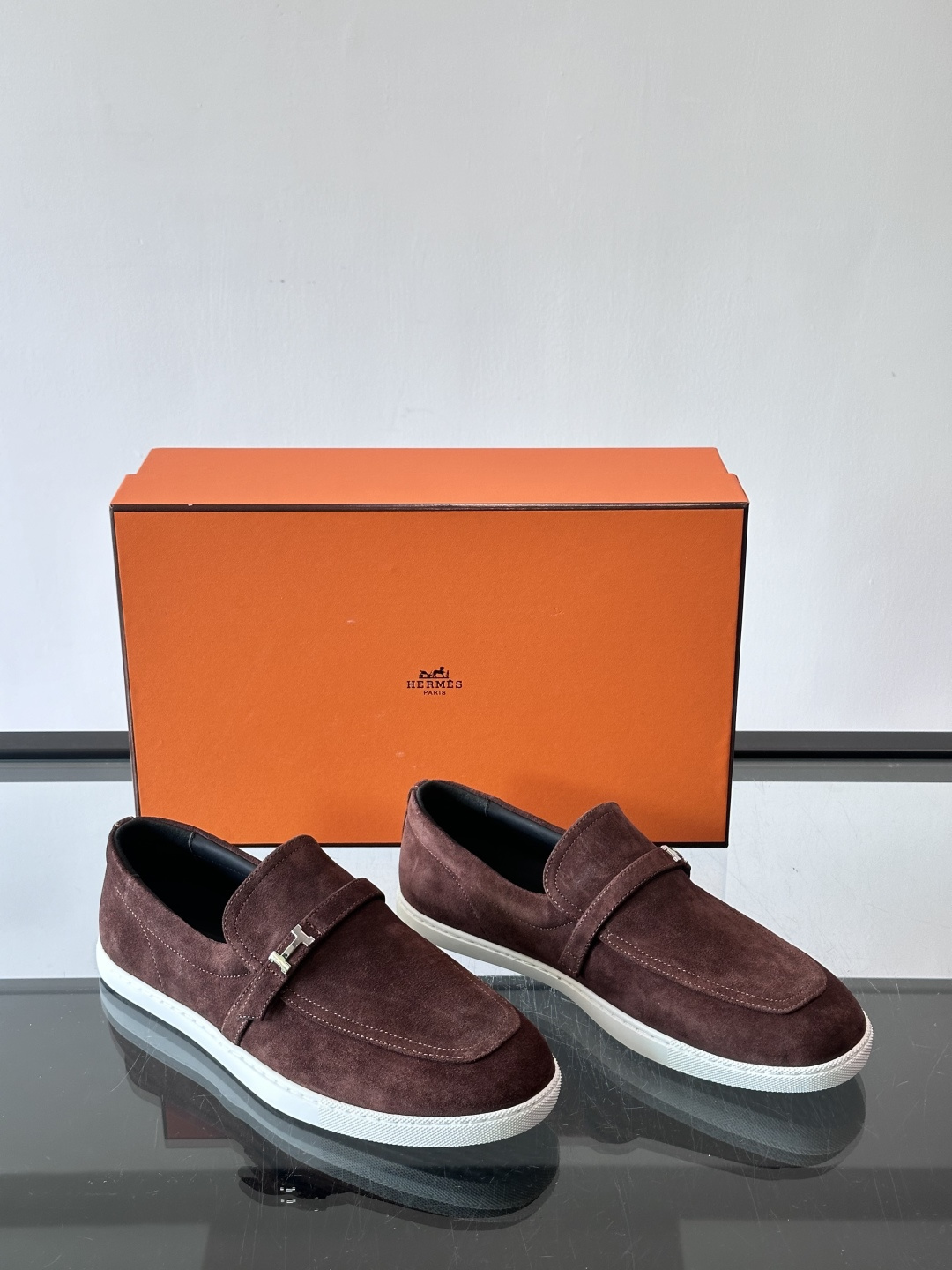 爱马仕Job乐福鞋，麂皮+金属H扣，低调又有辨识度。橡胶鞋底轻便耐磨，日常通勤、休闲都OK！一脚蹬设计超