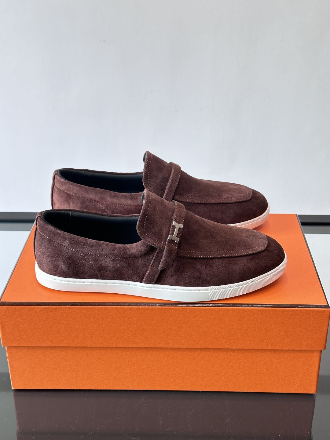 爱马仕Job乐福鞋，麂皮+金属H扣，低调又有辨识度。橡胶鞋底轻便耐磨，日常通勤、休闲都OK！一脚蹬设计超