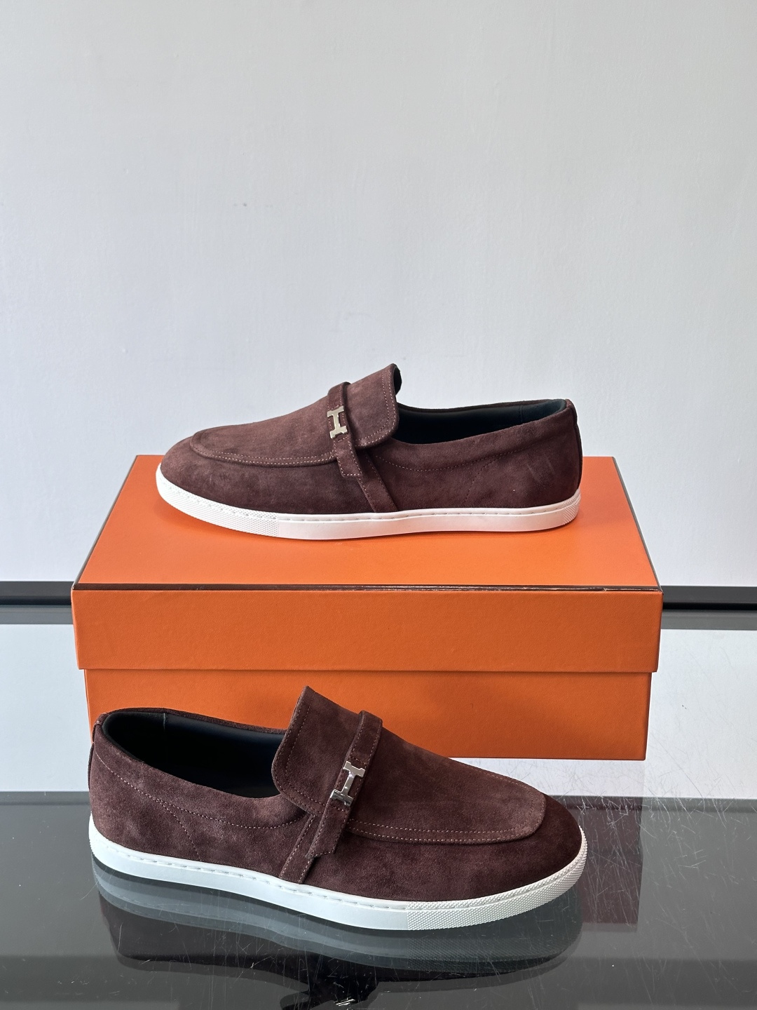 爱马仕Job乐福鞋，麂皮+金属H扣，低调又有辨识度。橡胶鞋底轻便耐磨，日常通勤、休闲都OK！一脚蹬设计超