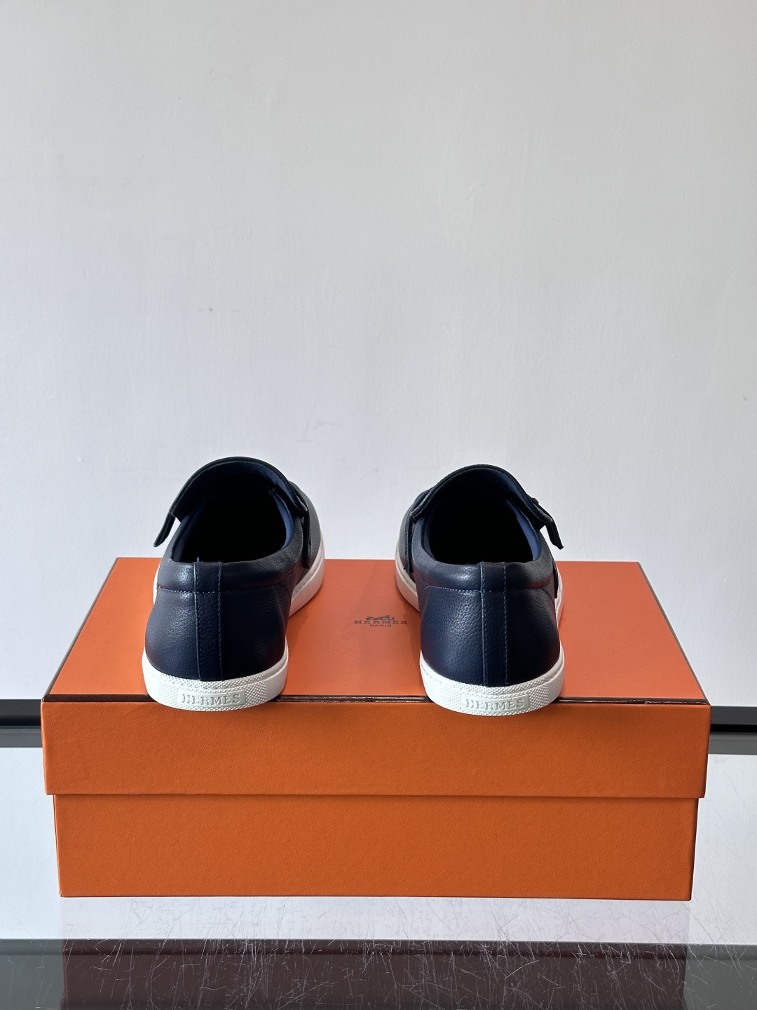 爱马仕Job乐福鞋，麂皮+金属H扣，低调又有辨识度。橡胶鞋底轻便耐磨，日常通勤、休闲都OK！一脚蹬设计超