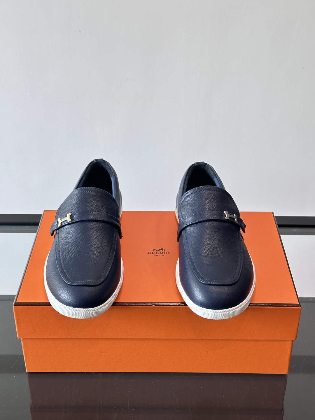 爱马仕Job乐福鞋，麂皮+金属H扣，低调又有辨识度。橡胶鞋底轻便耐磨，日常通勤、休闲都OK！一脚蹬设计超