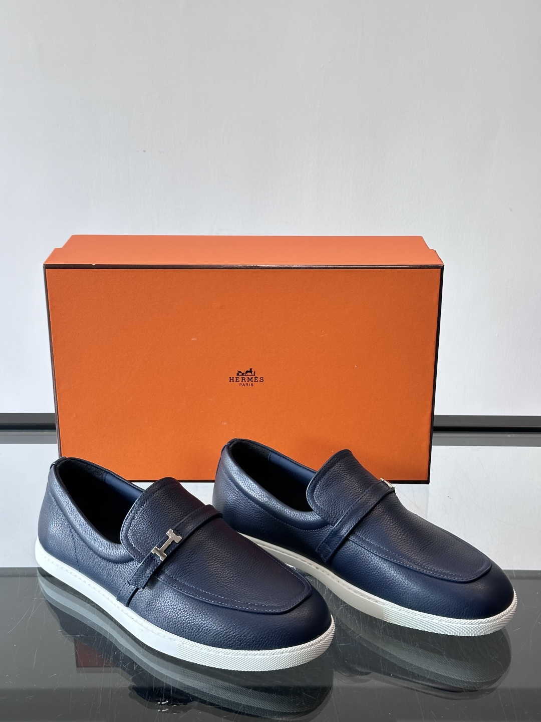 爱马仕Job乐福鞋，麂皮+金属H扣，低调又有辨识度。橡胶鞋底轻便耐磨，日常通勤、休闲都OK！一脚蹬设计超