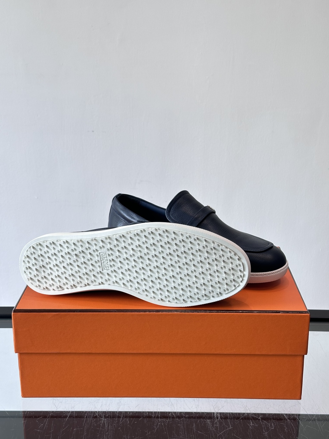 爱马仕Job乐福鞋，麂皮+金属H扣，低调又有辨识度。橡胶鞋底轻便耐磨，日常通勤、休闲都OK！一脚蹬设计超