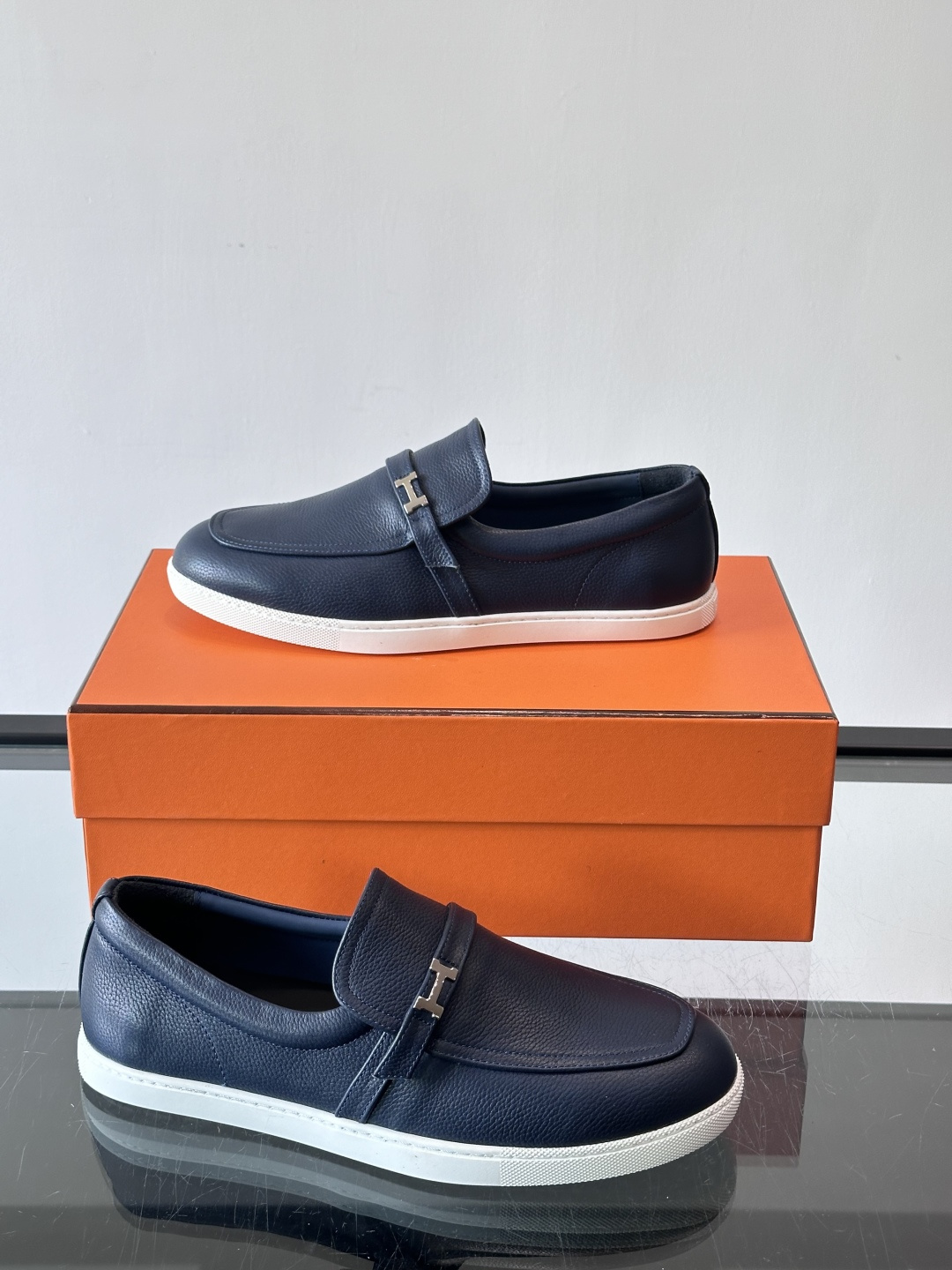 爱马仕Job乐福鞋，麂皮+金属H扣，低调又有辨识度。橡胶鞋底轻便耐磨，日常通勤、休闲都OK！一脚蹬设计超